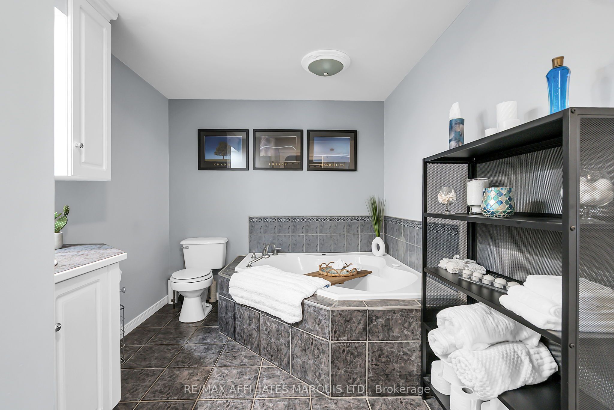 1356 Lochiel Street Property Photo 23