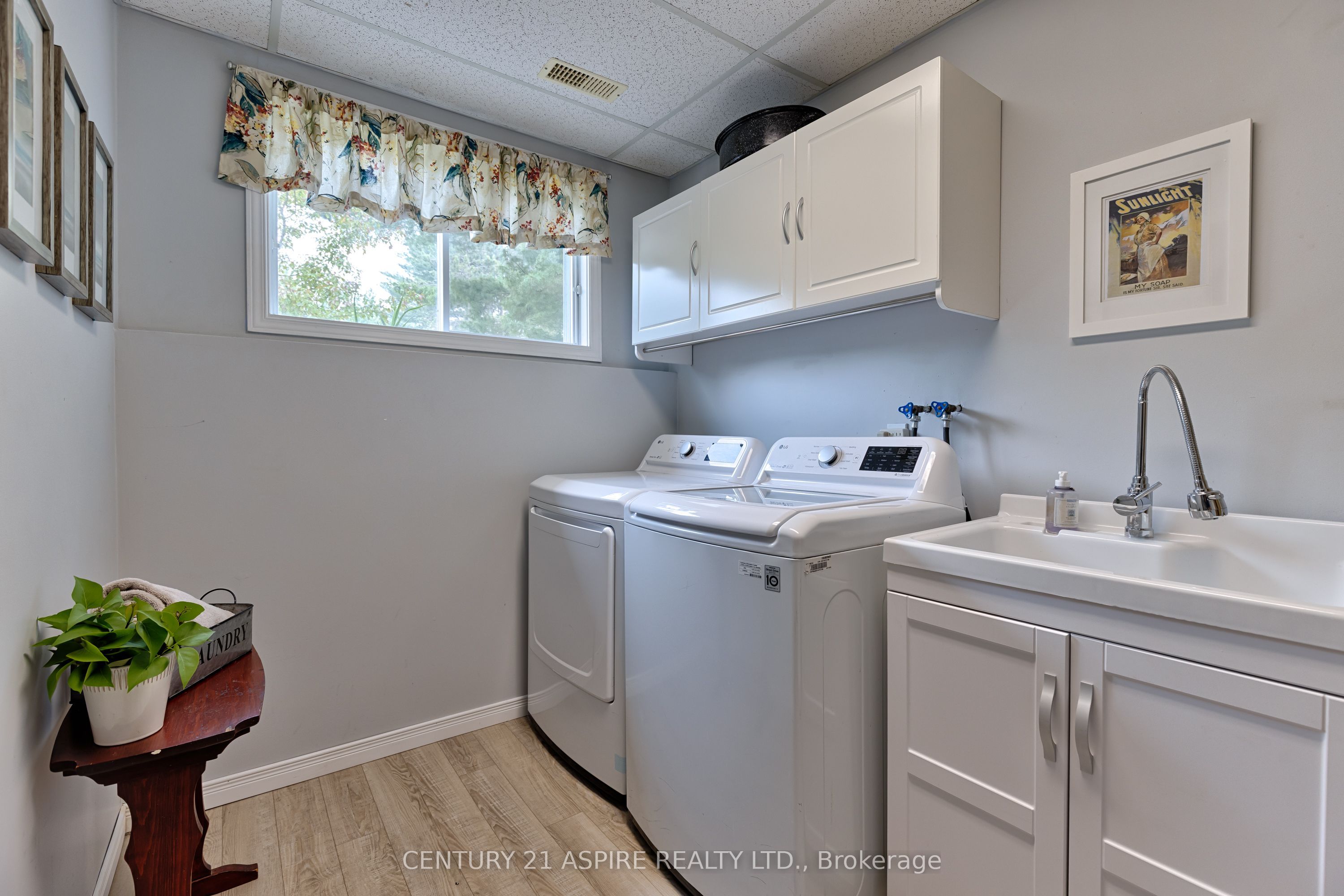 8 Jason Street Property Photo 31