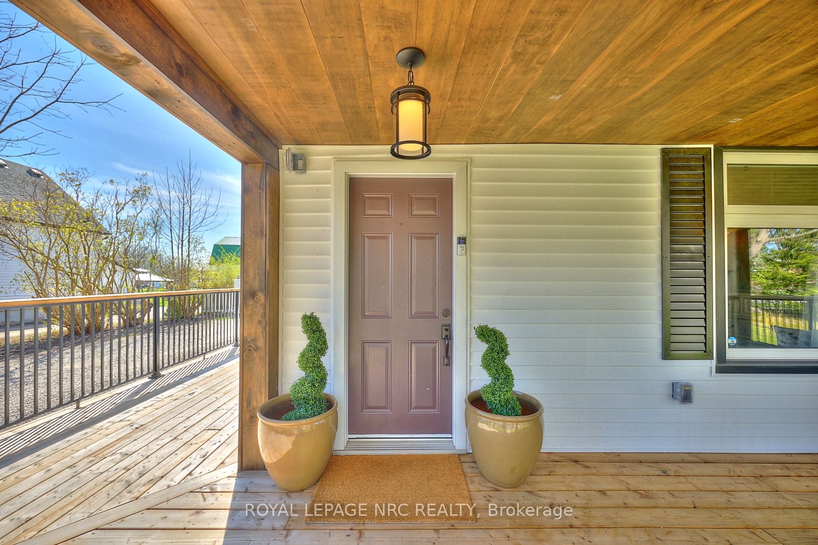 553 Ridge Road N Property Photo 3