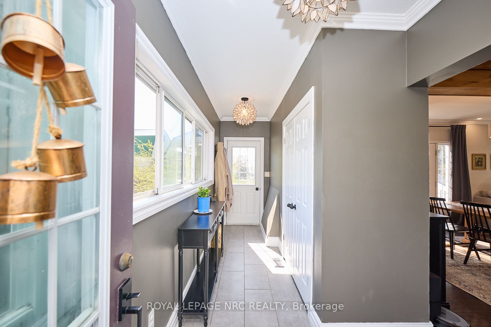 553 Ridge Road N Property Photo 6