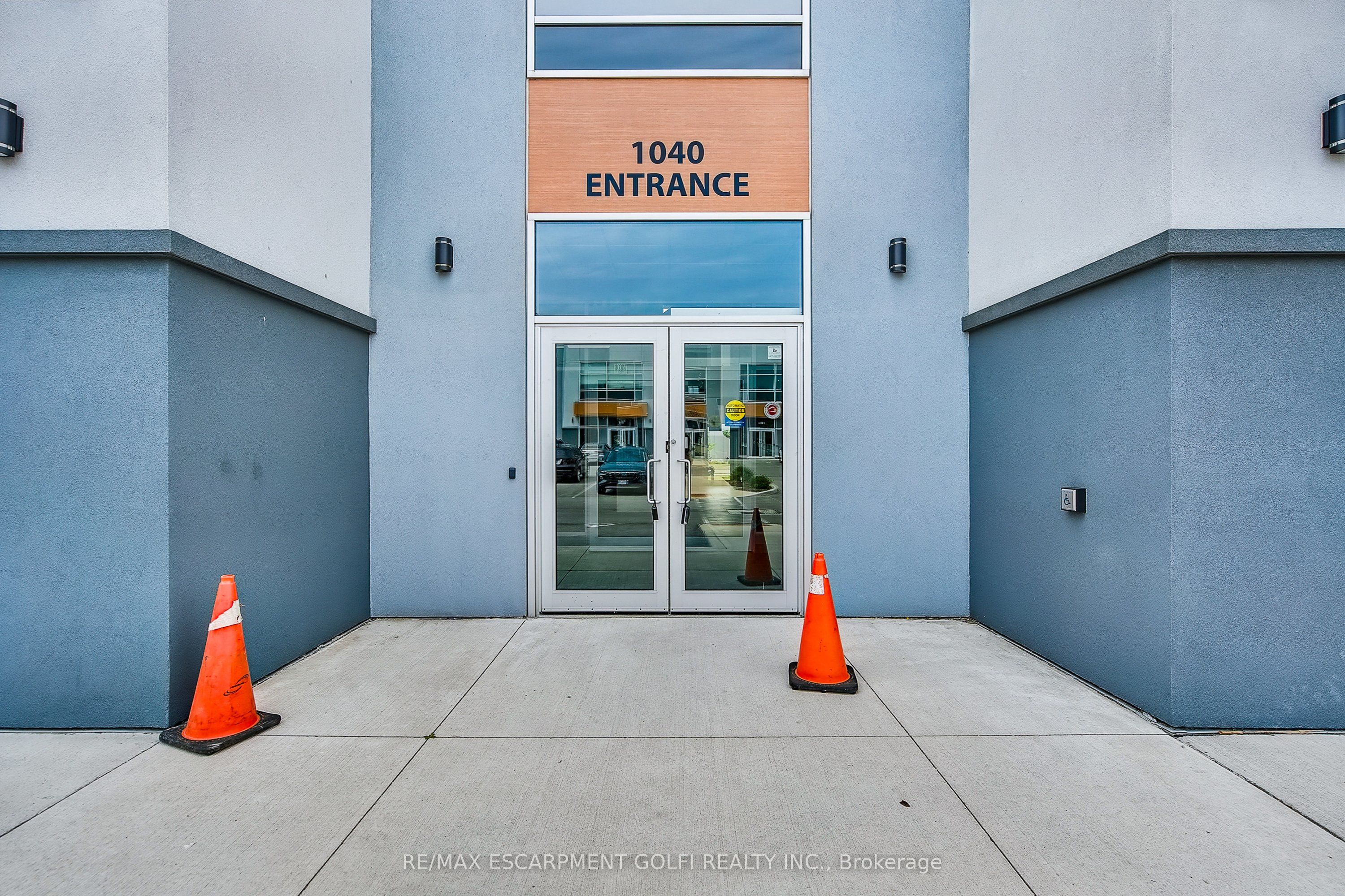 1040 Garner Road W 207 Property Photo 3