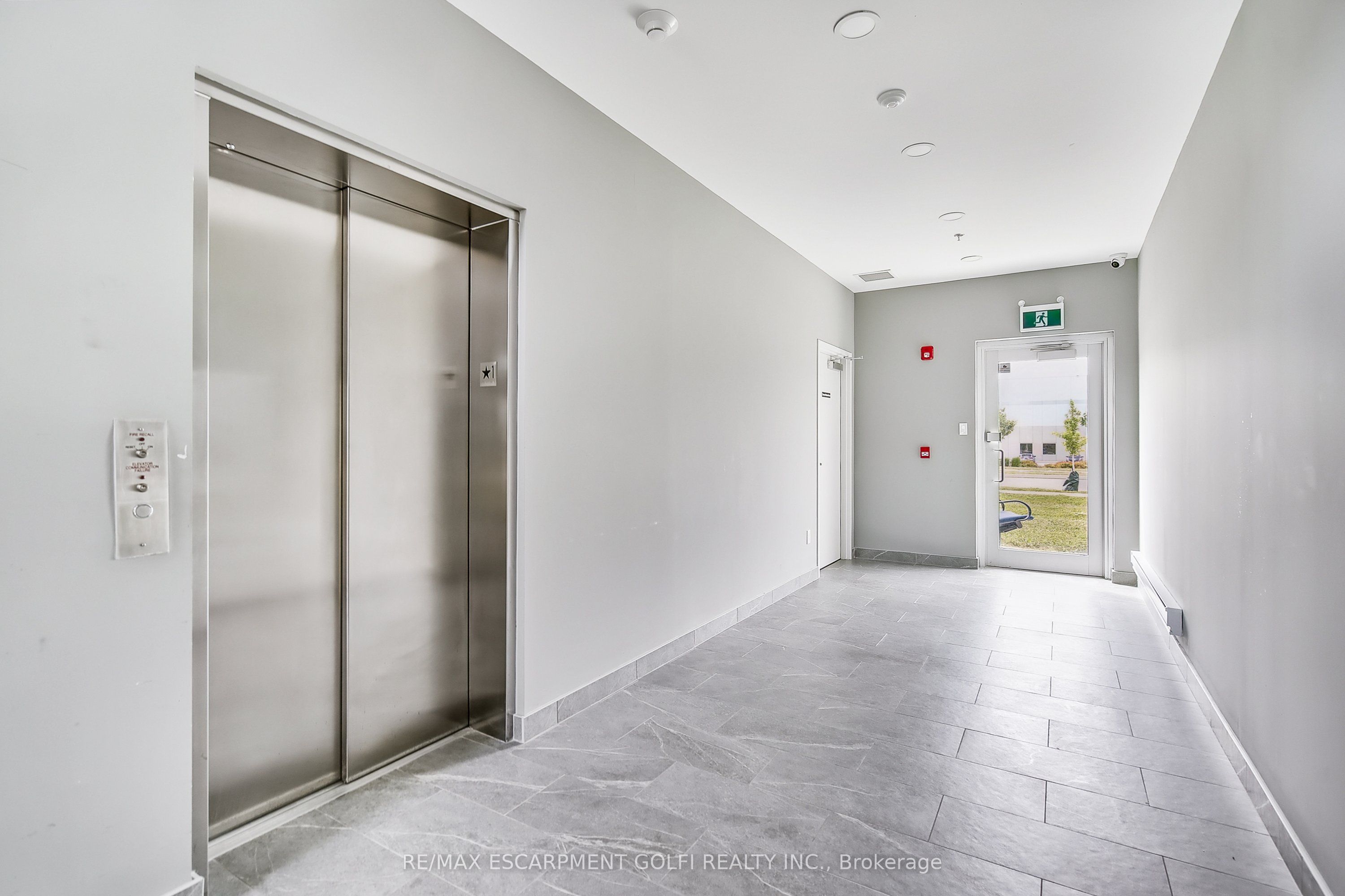 1040 Garner Road W 207 Property Photo 4