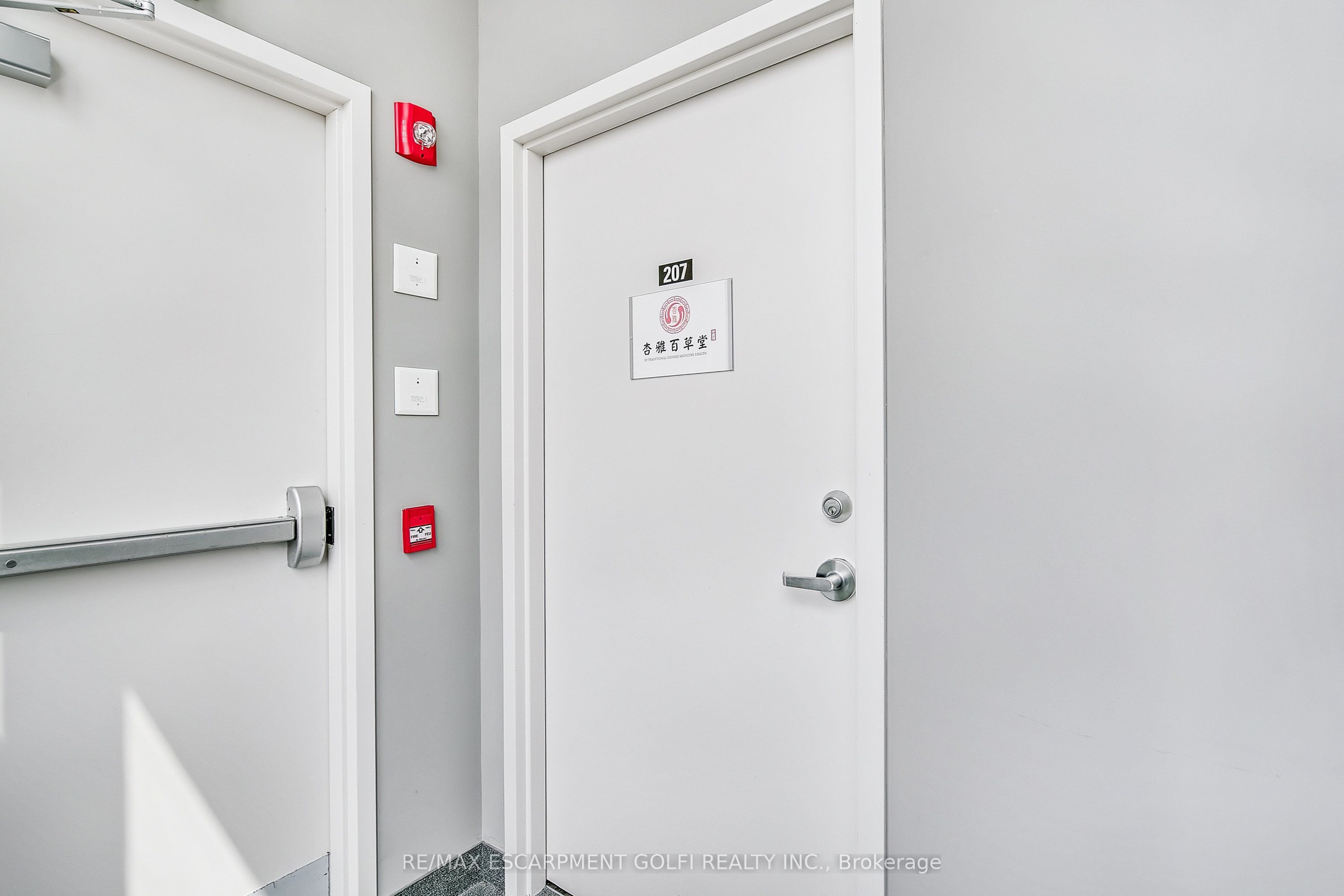 1040 Garner Road W 207 Property Photo 6