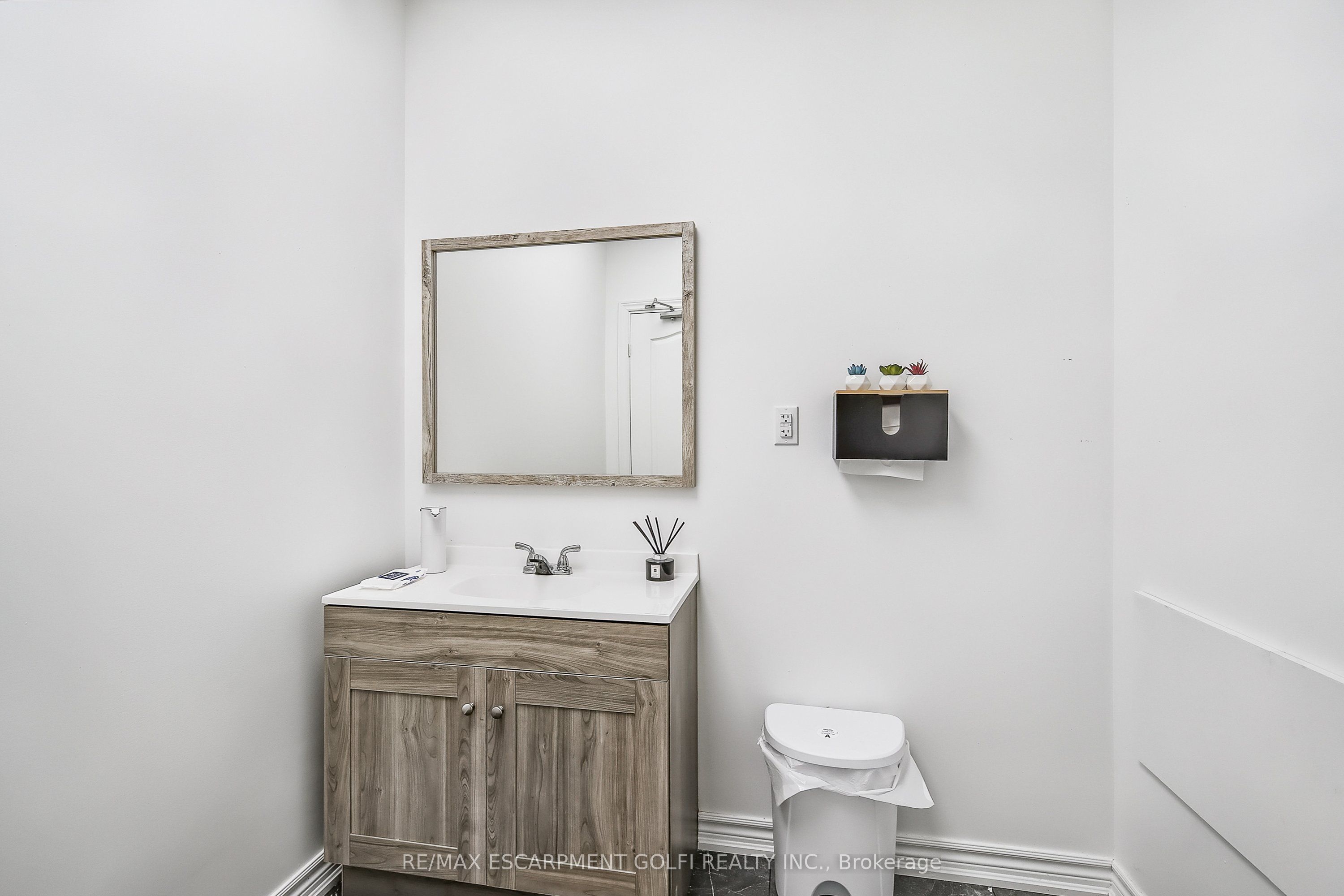 1040 Garner Road W 207 Property Photo 15