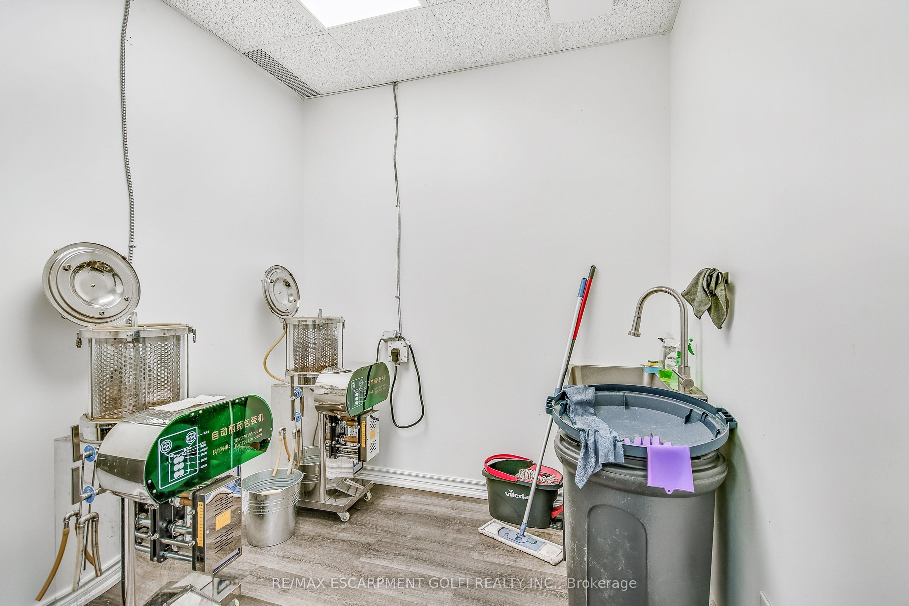 1040 Garner Road W 207 Property Photo 16