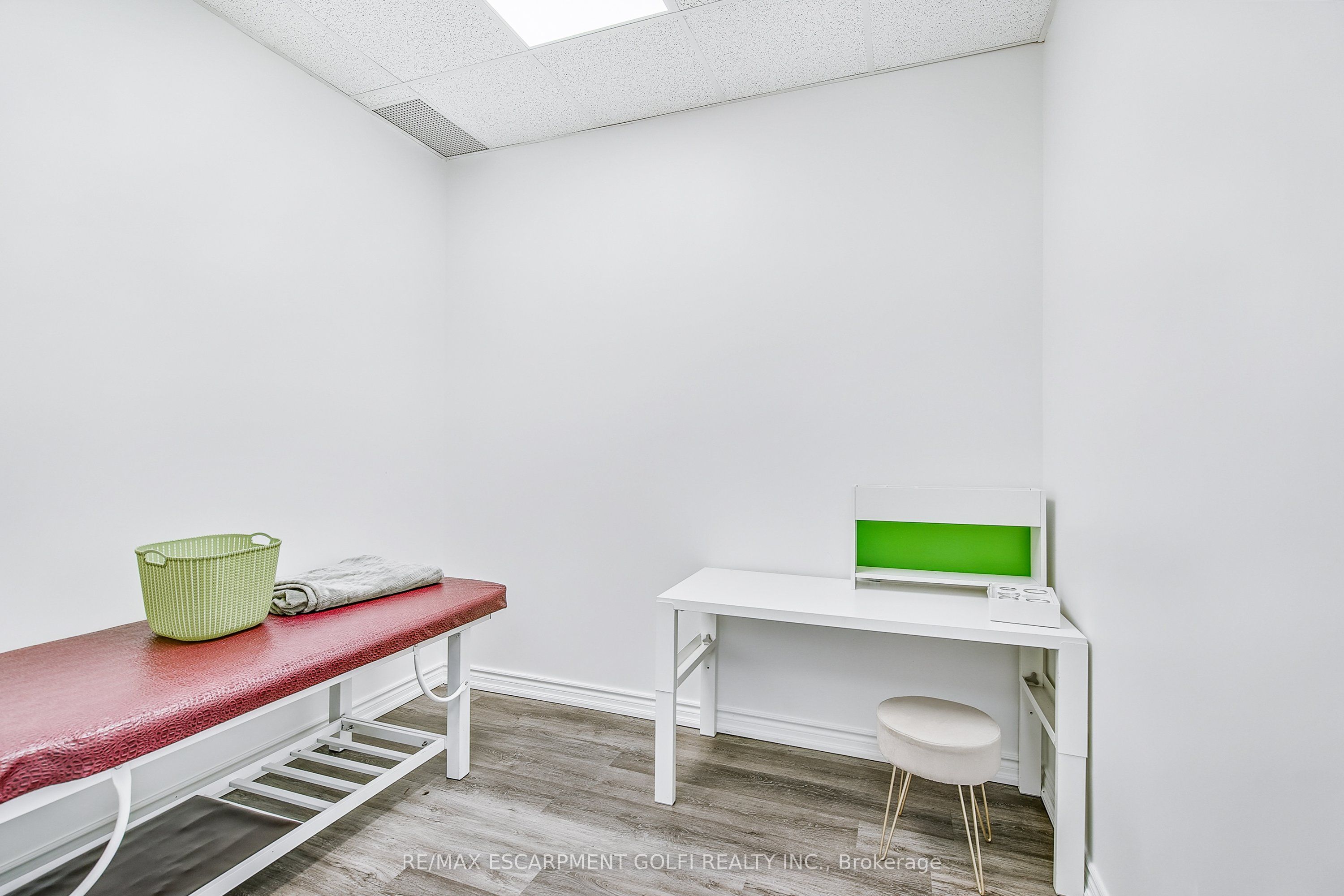 1040 Garner Road W 207 Property Photo 17