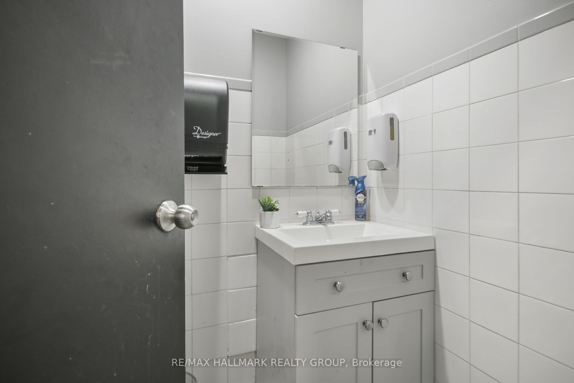 641 Somerset Street W Property Photo 9