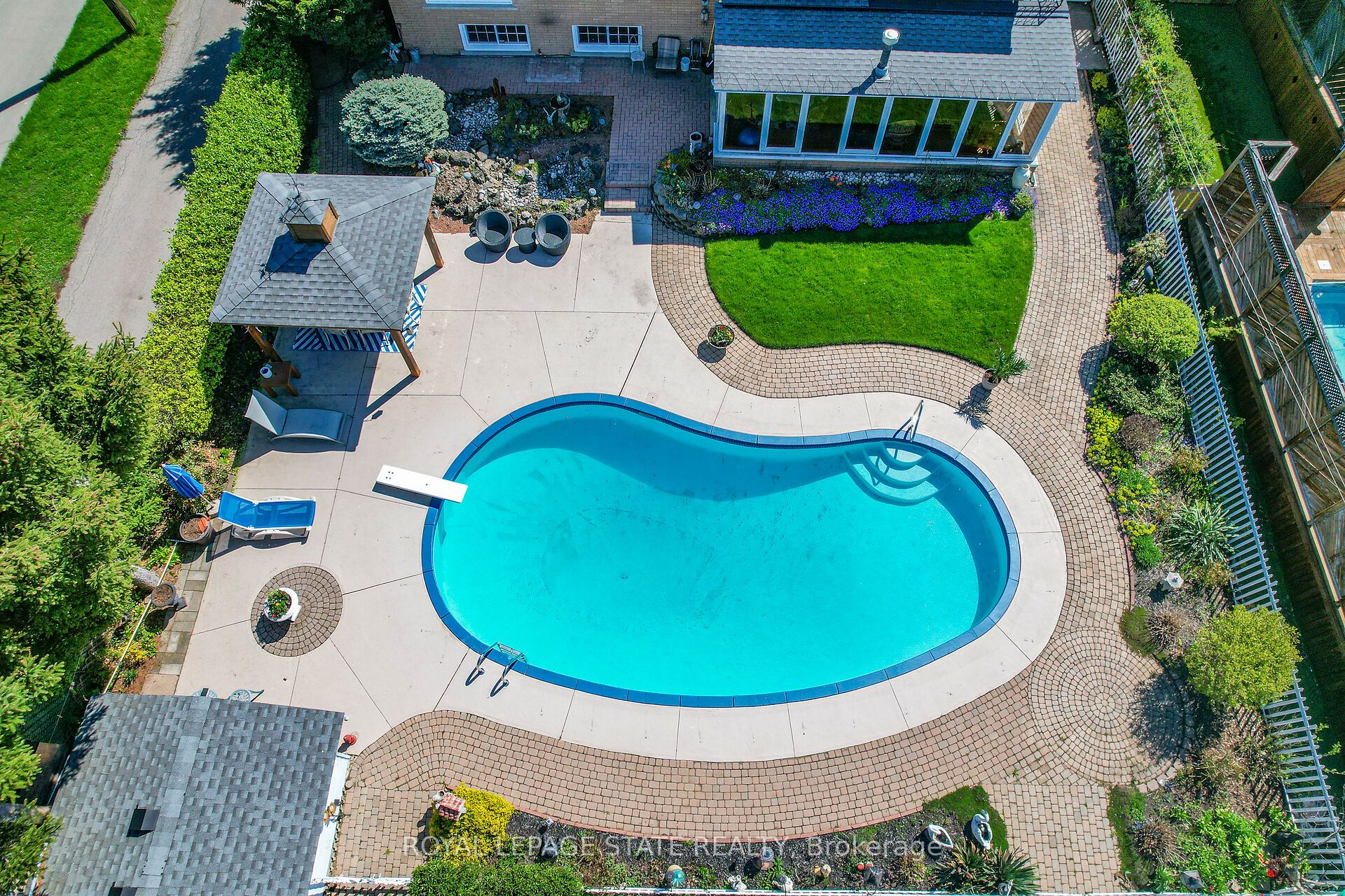 280a Main Street W Property Photo 4