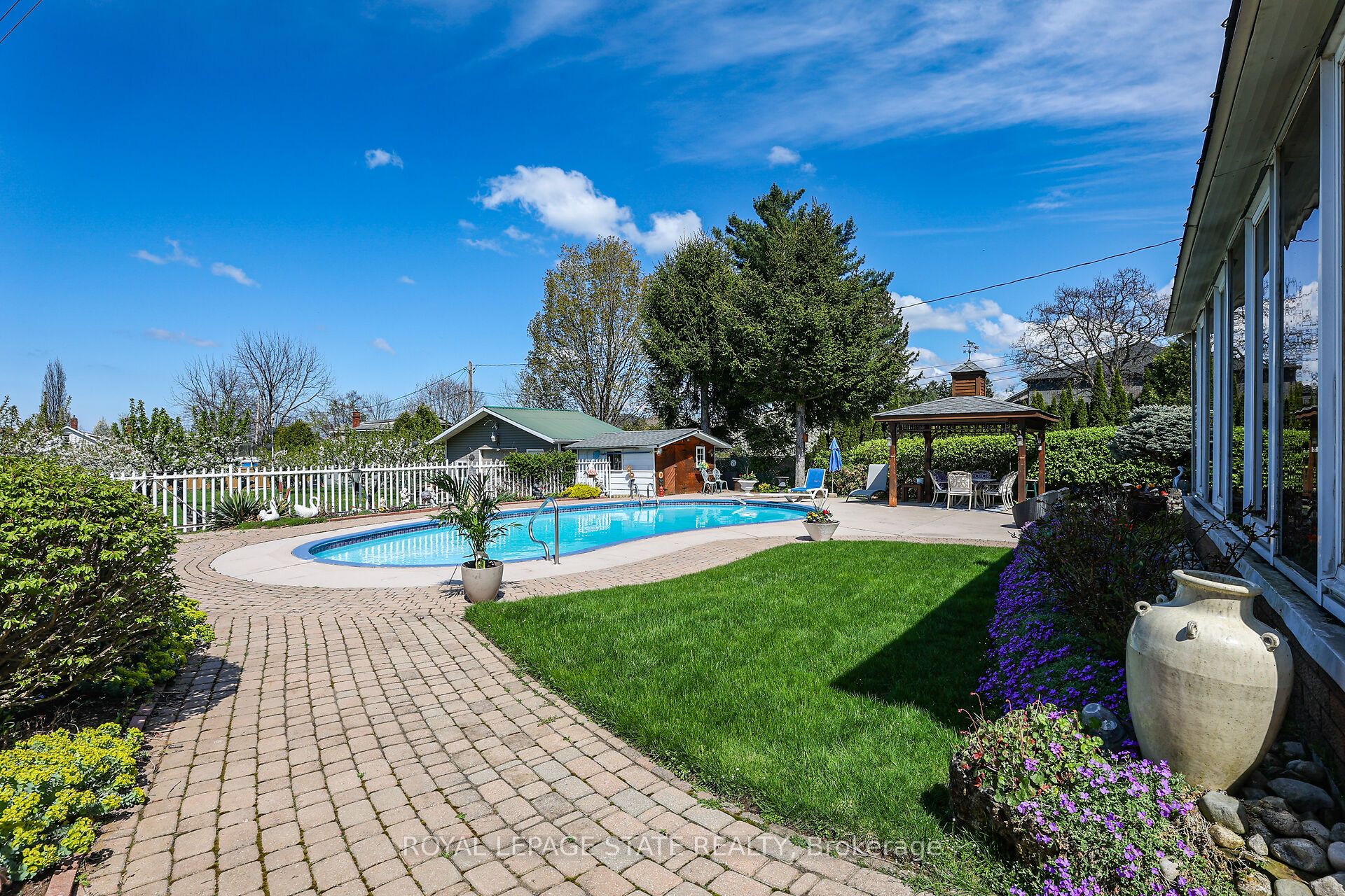 280a Main Street W Property Photo 5