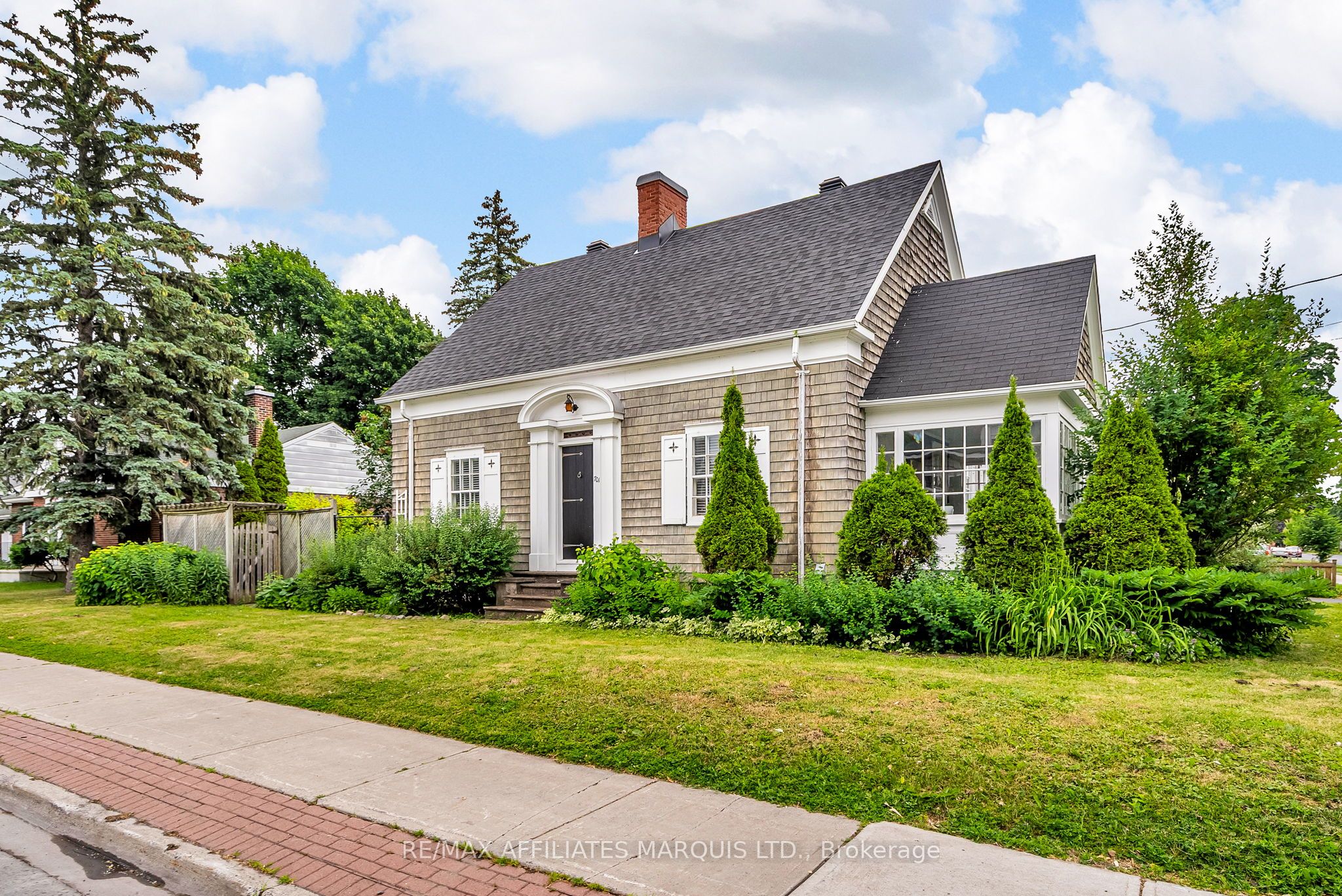 701 Second Street E Property Photo 1