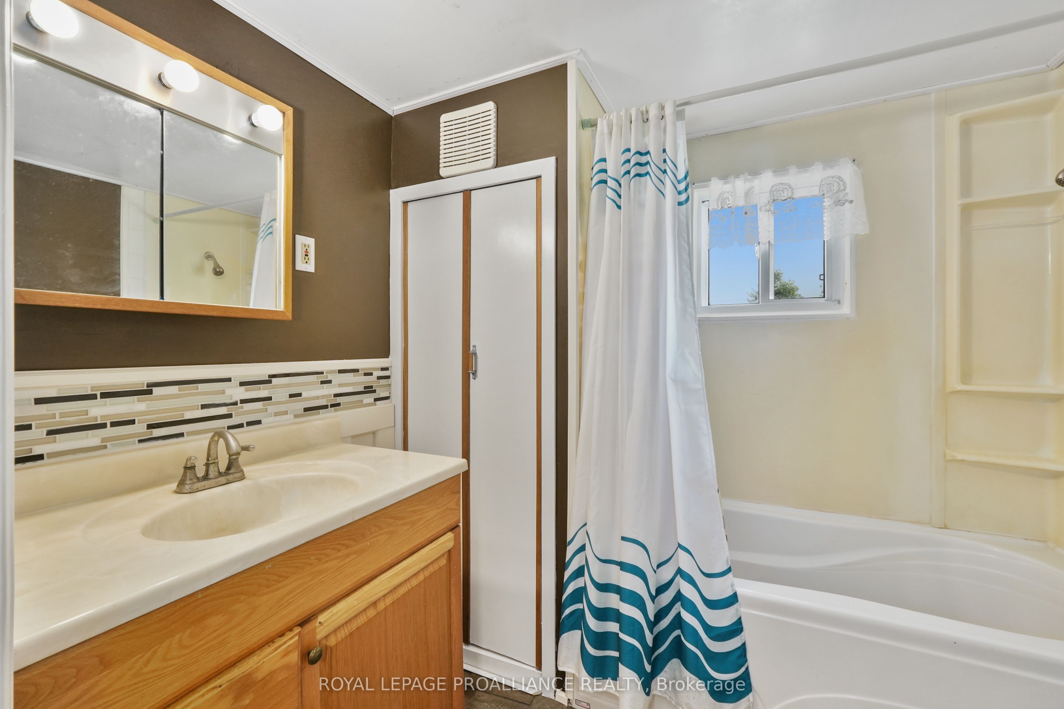 1827 2nd Line E Property Photo 23