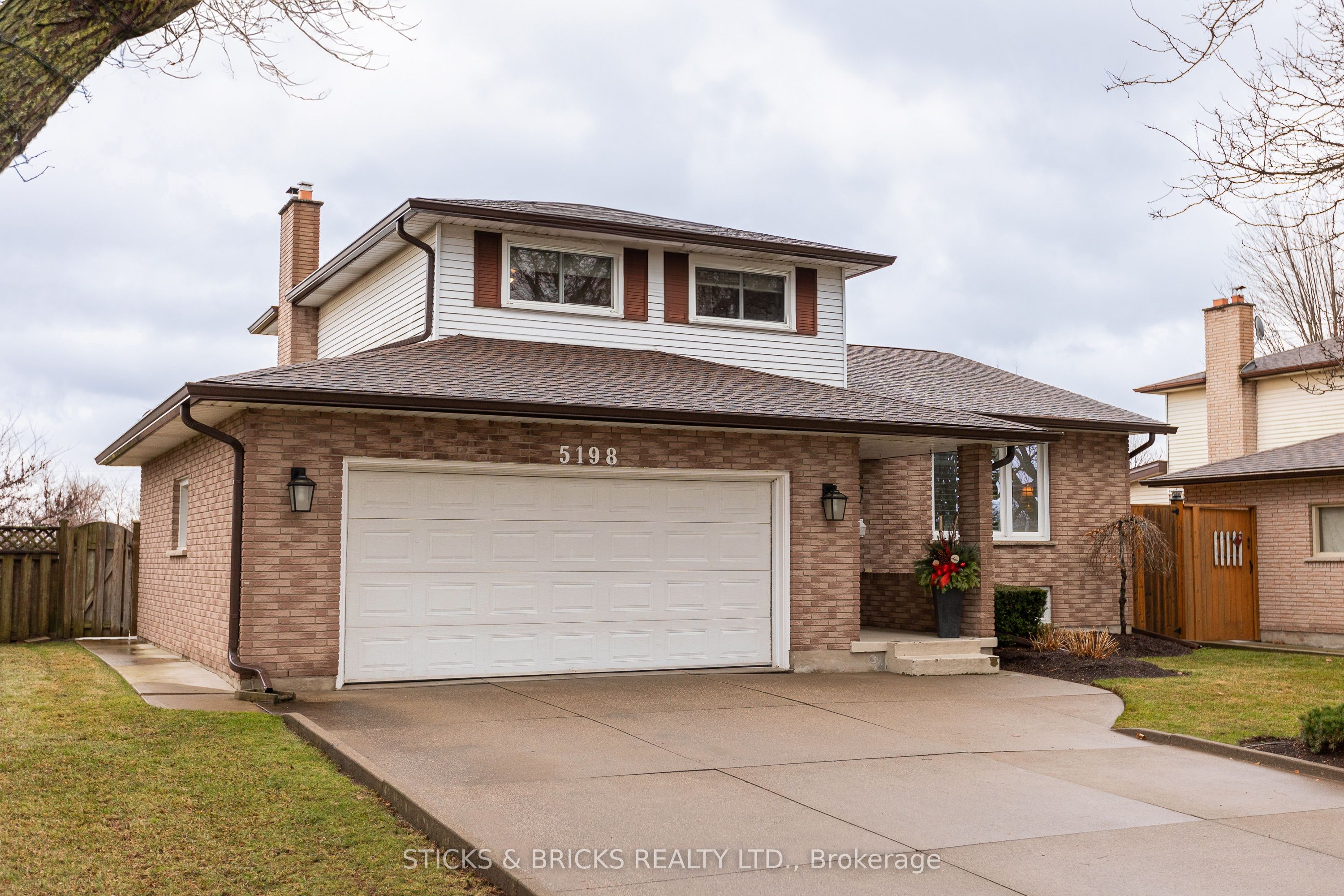 5198 Valley View Crescent Property Photo 1