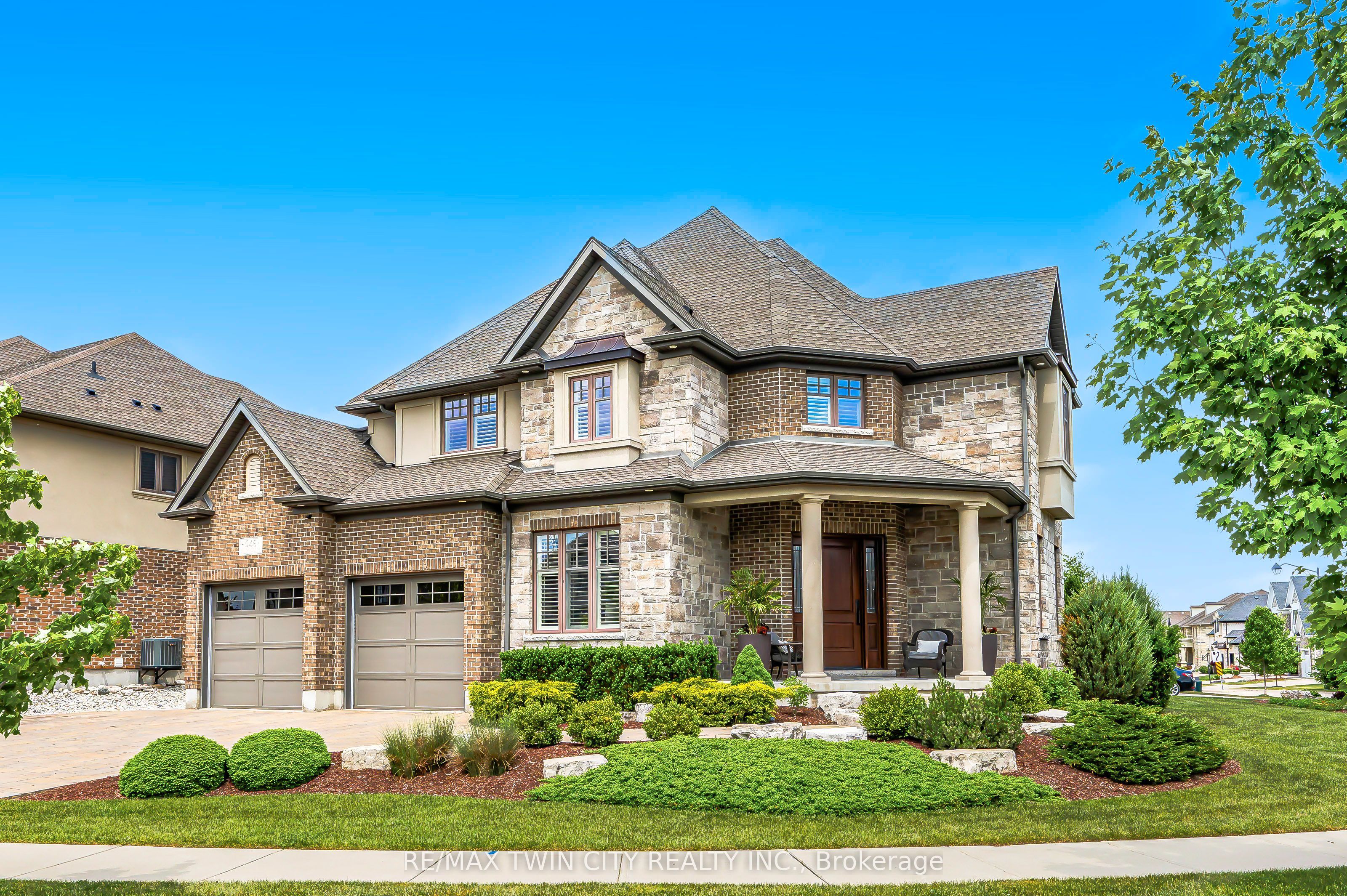 546 Manor Ridge Crescent Property Photo 2