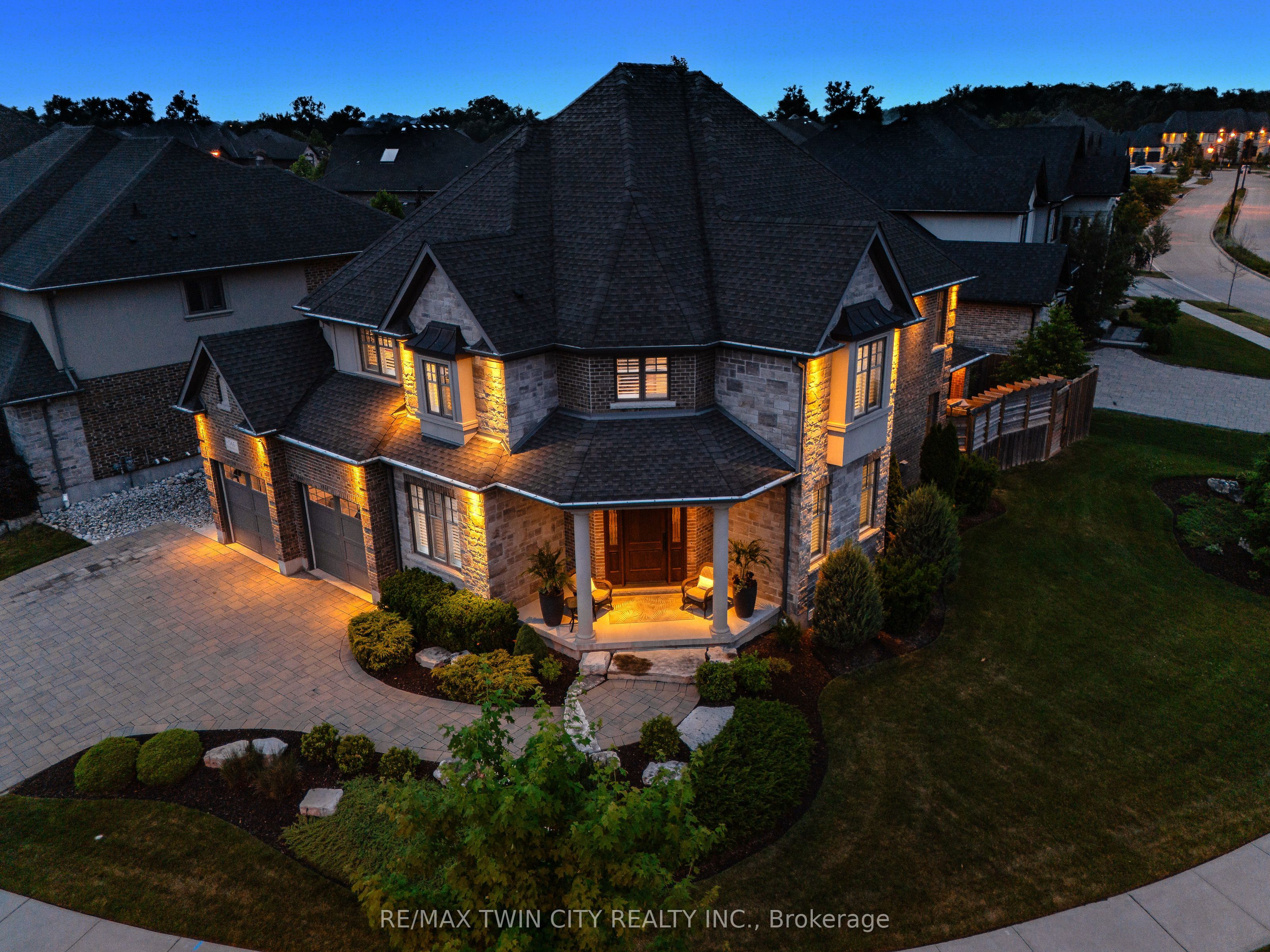 546 Manor Ridge Crescent Property Photo 3