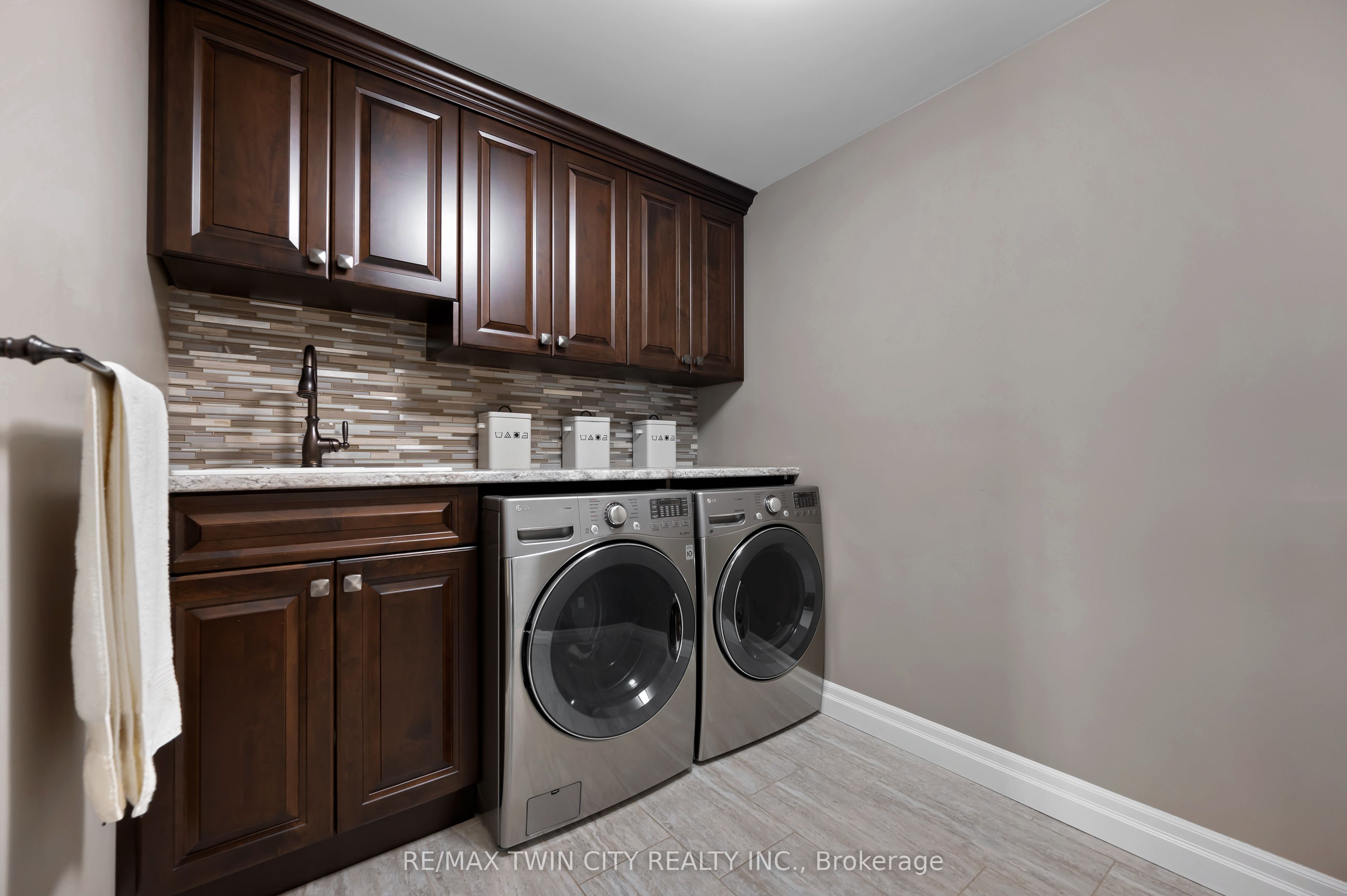 546 Manor Ridge Crescent Property Photo 35