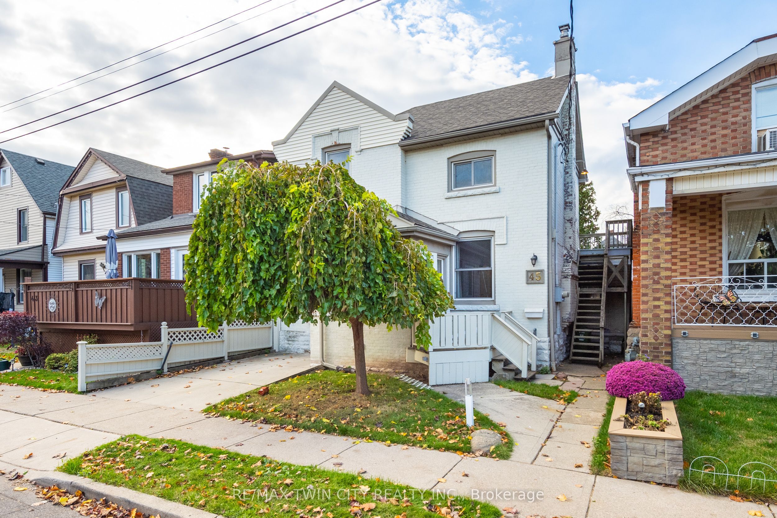 45 East Bend Avenue N Property Photo 2