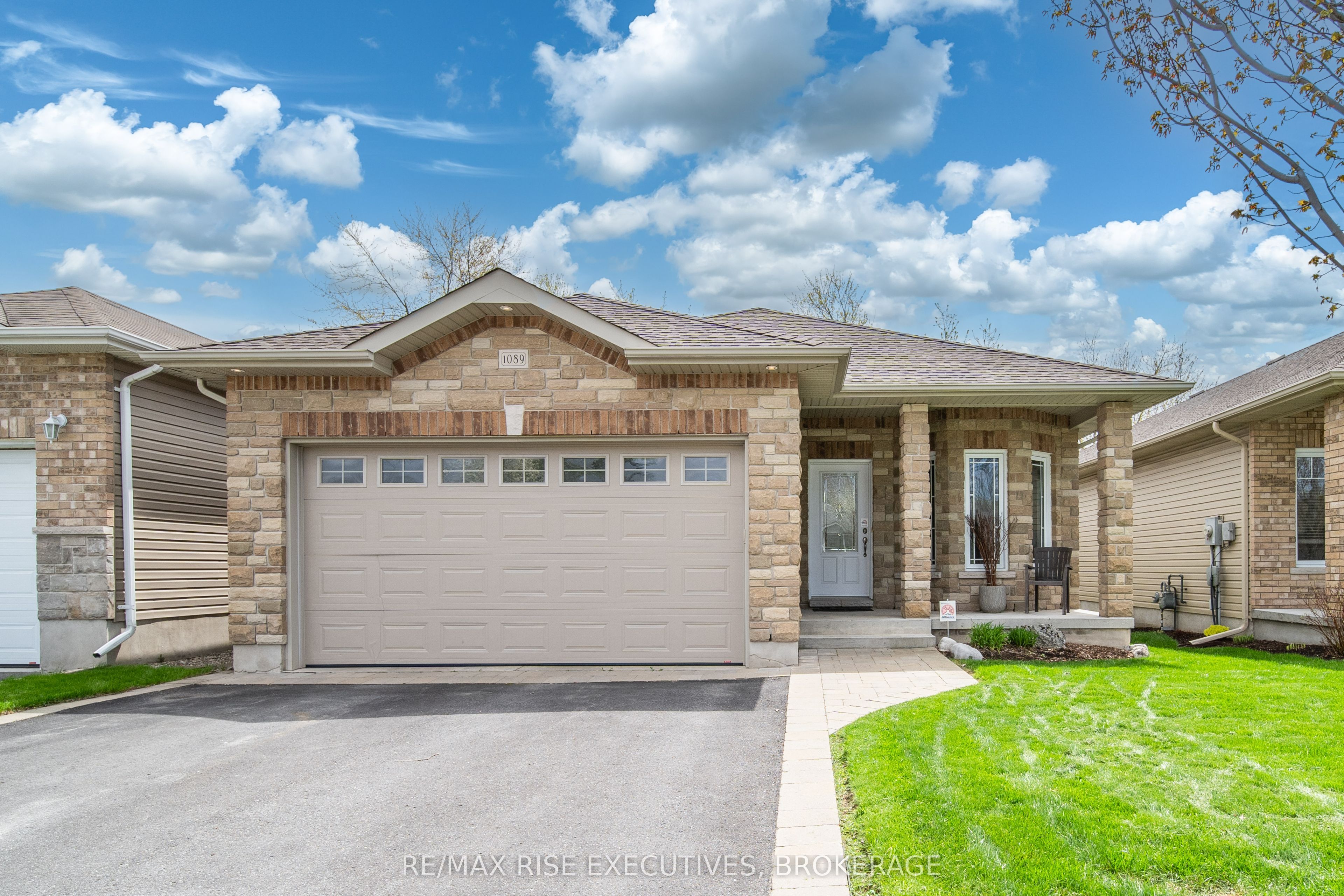 1089 Crossfield Avenue Property Photo 1