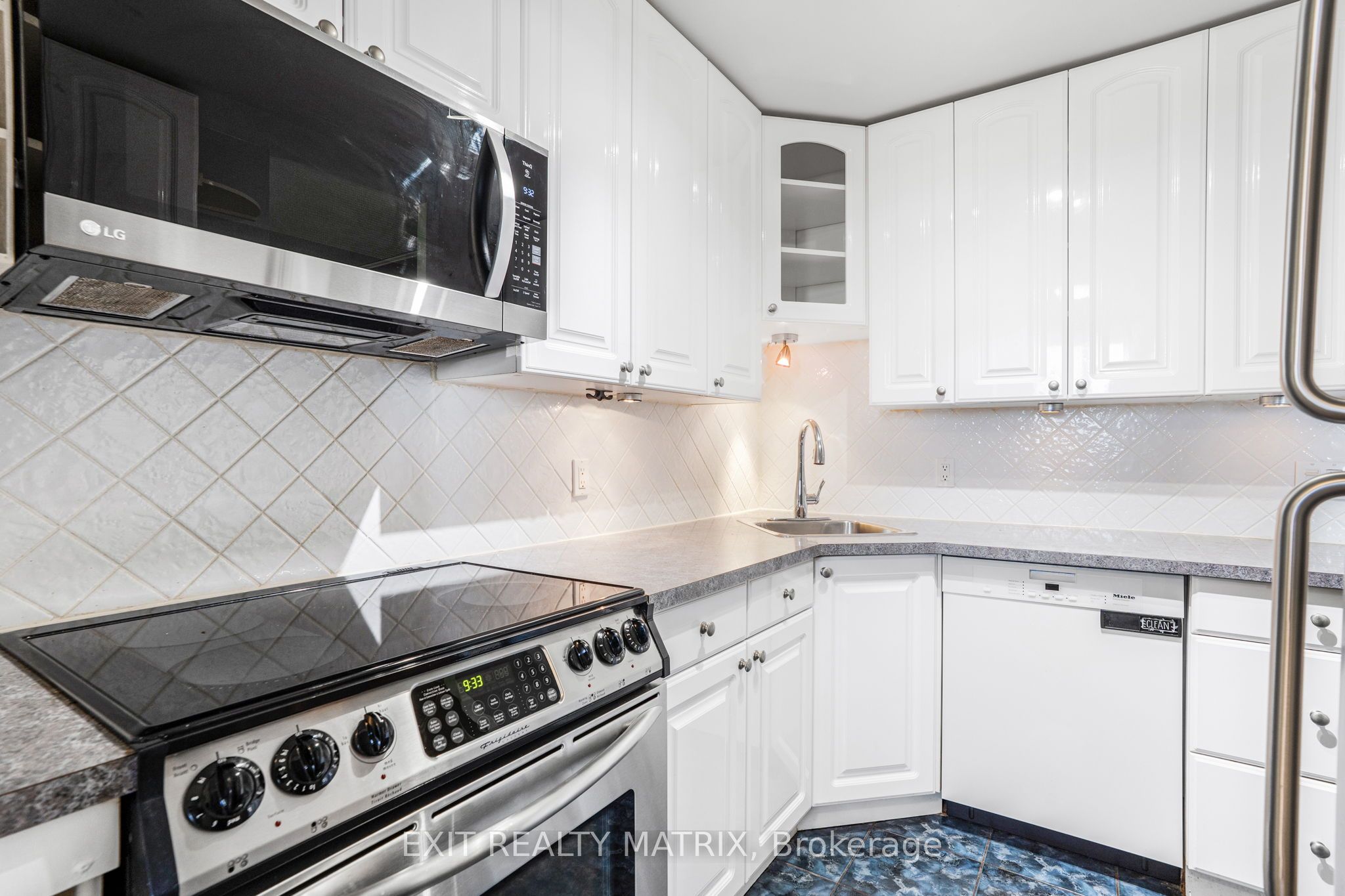 2000 Jasmine Crescent 1005 Property Photo 11