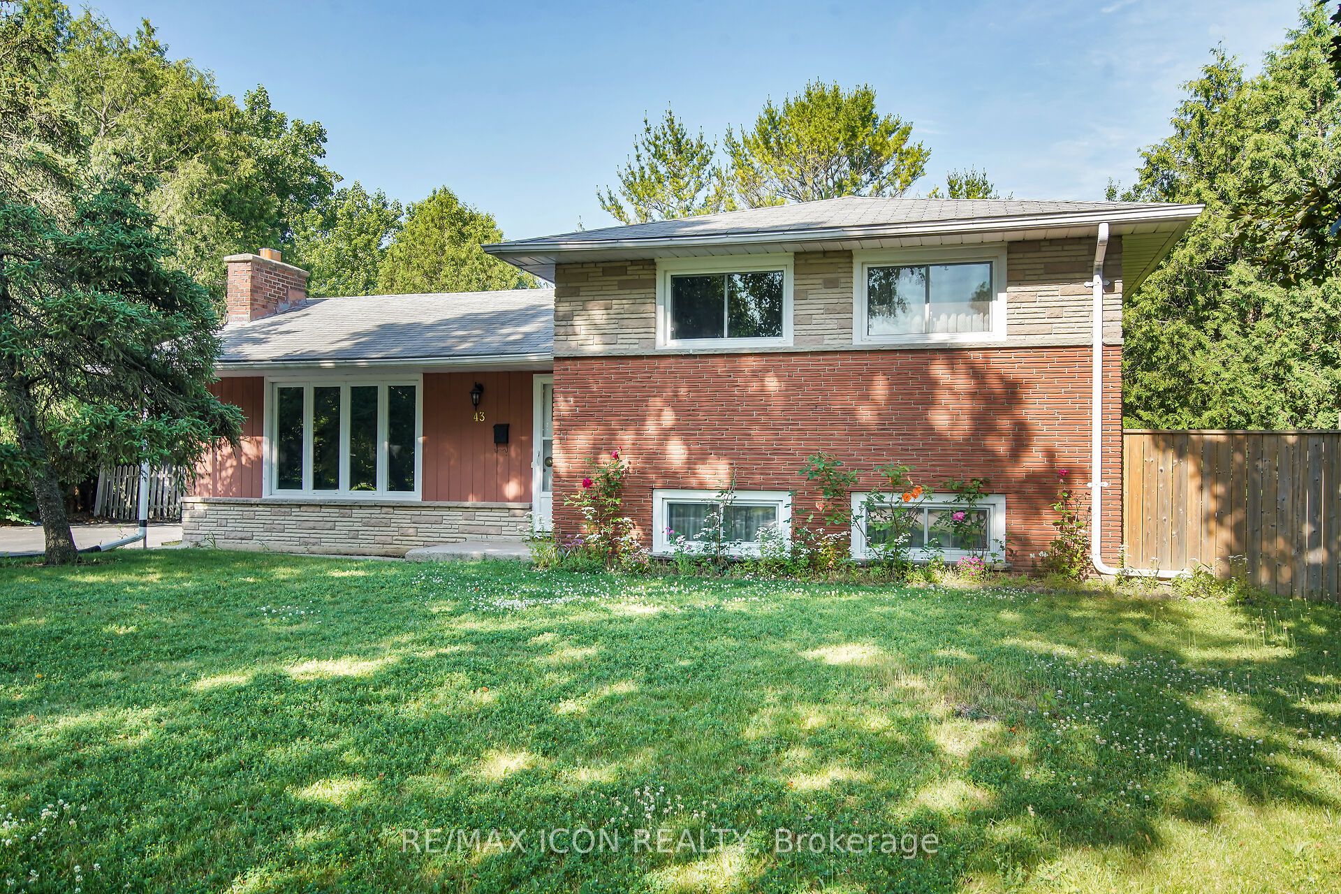 43 Silverdale Crescent Property Photo 2