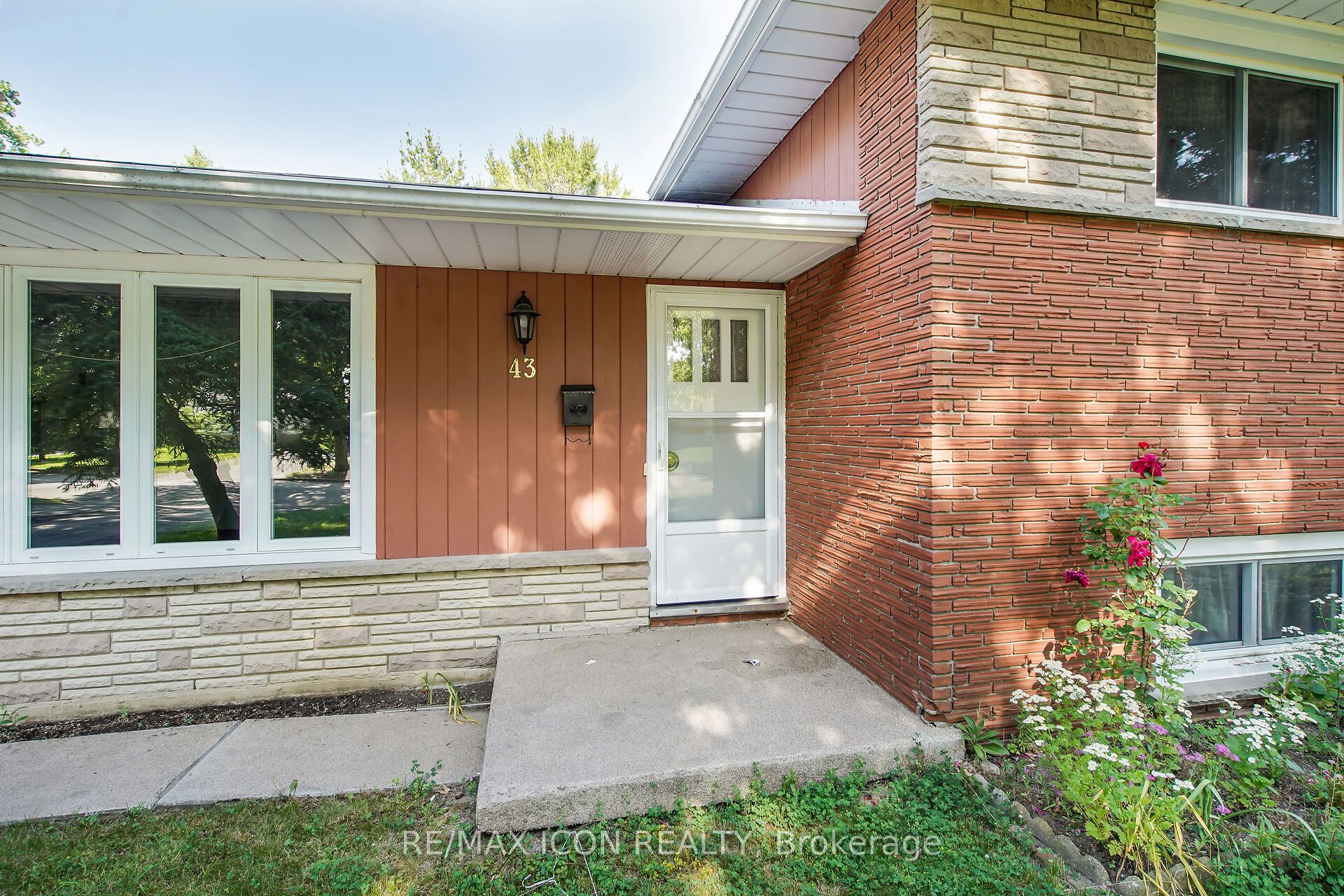 43 Silverdale Crescent Property Photo 3