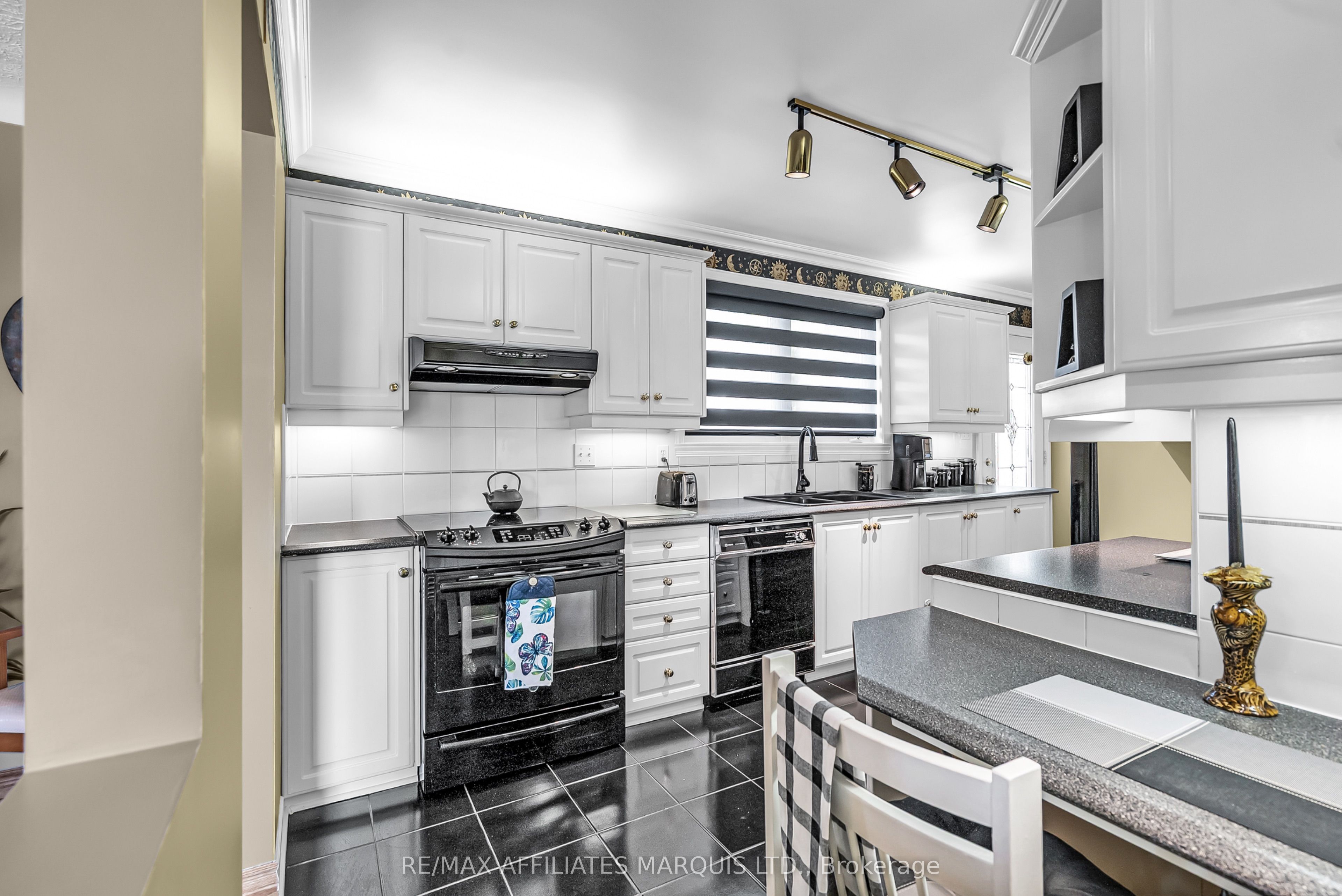 1413 Queen Street Property Photo 11