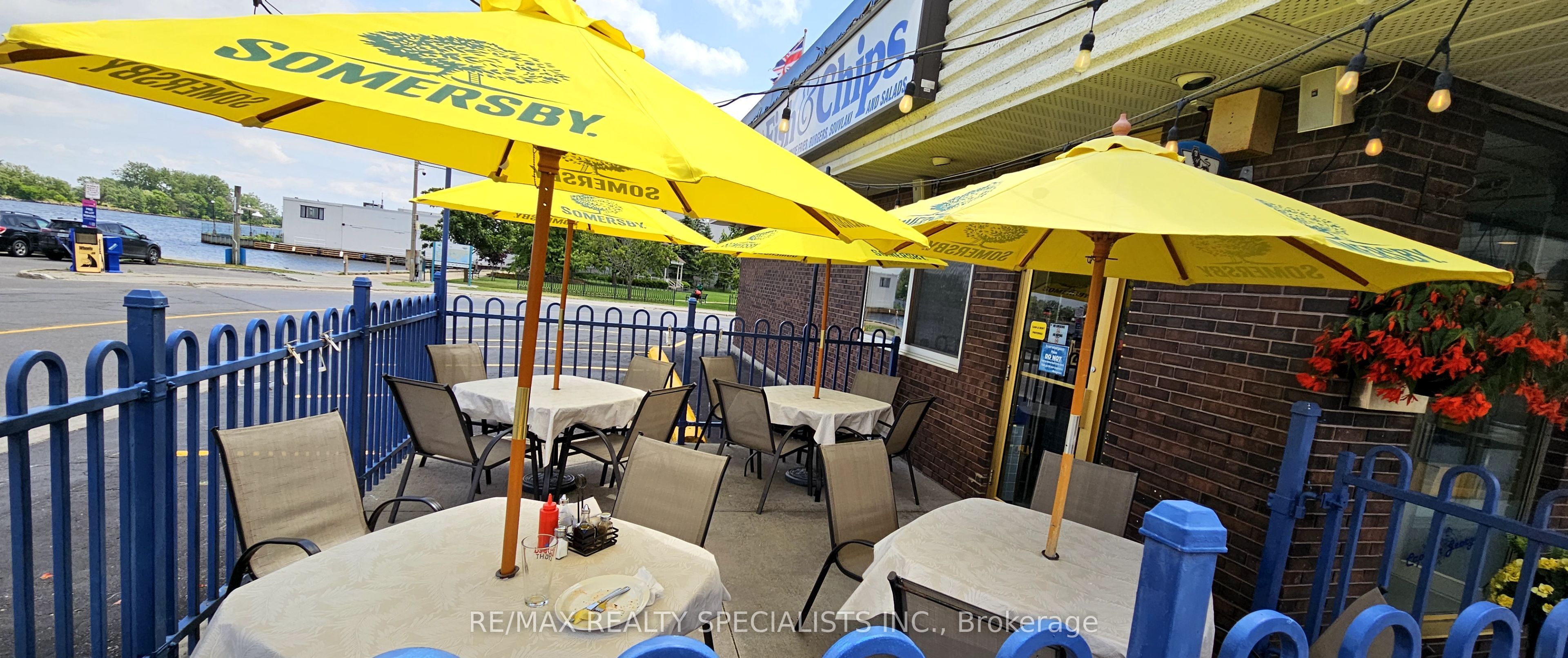 25 Dundas Street W Property Photo 6