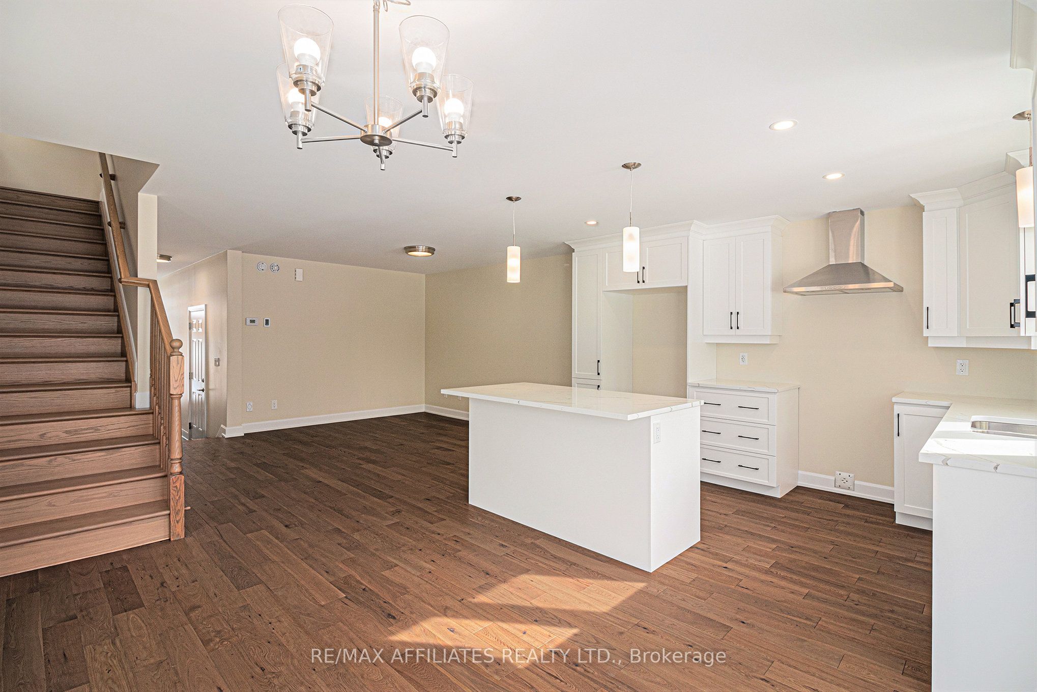 355 Voyageur Place Property Photo 5