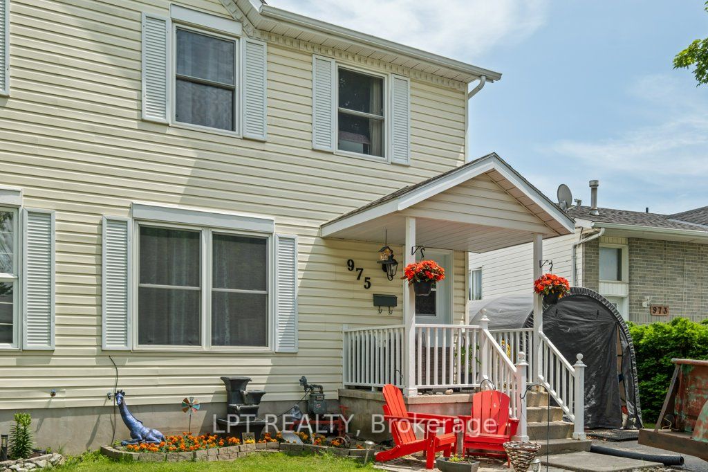 975 Warburton Crescent Property Photo 1