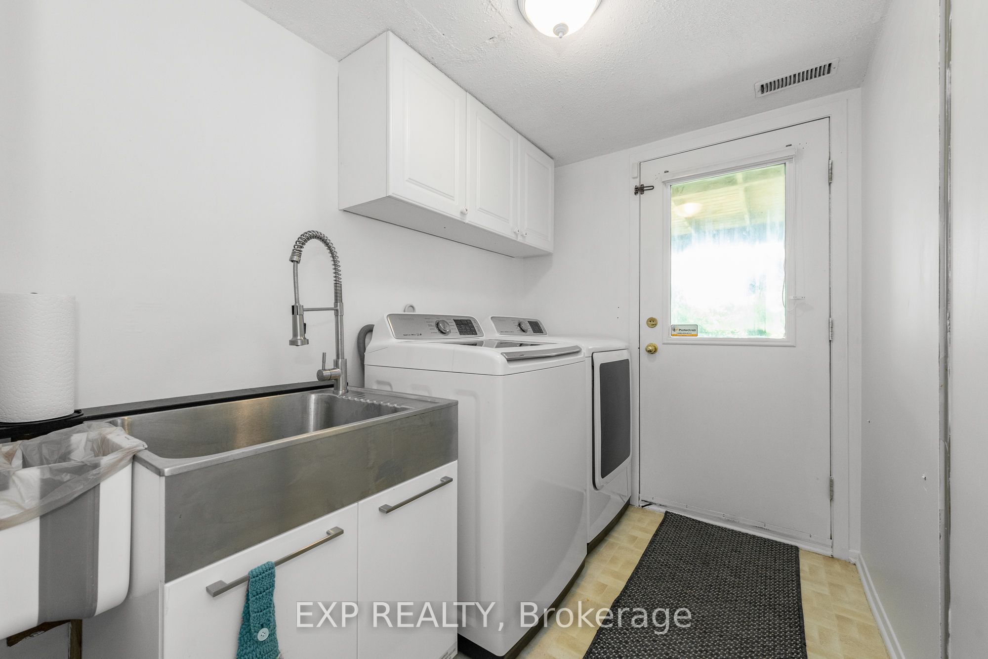 2721 Glen Street Property Photo 12