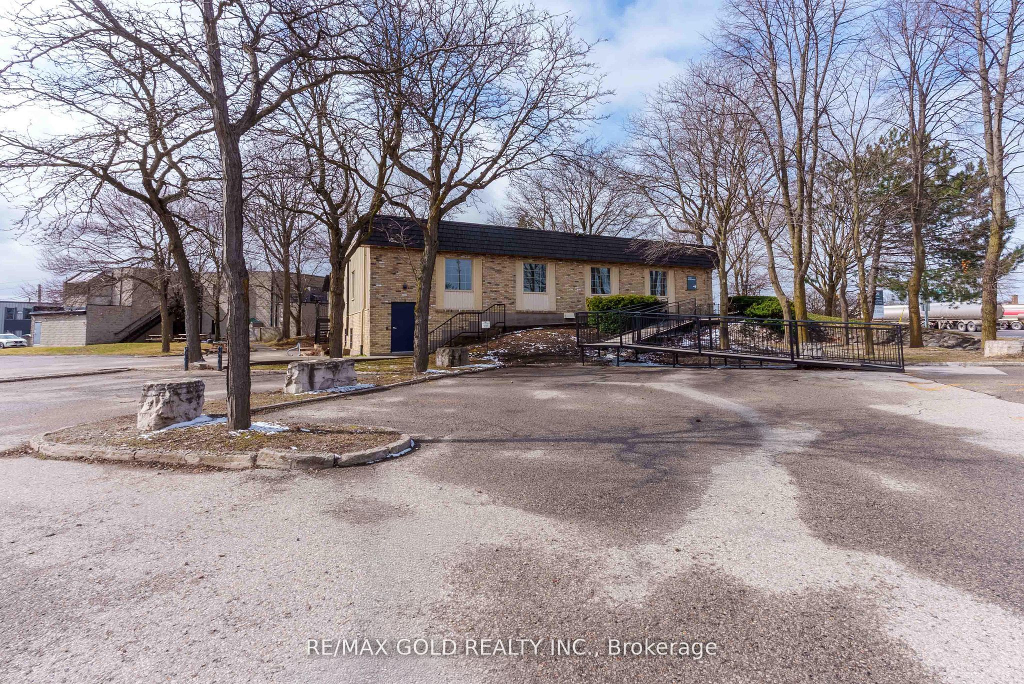 2109 Oxford Street E Property Photo 1