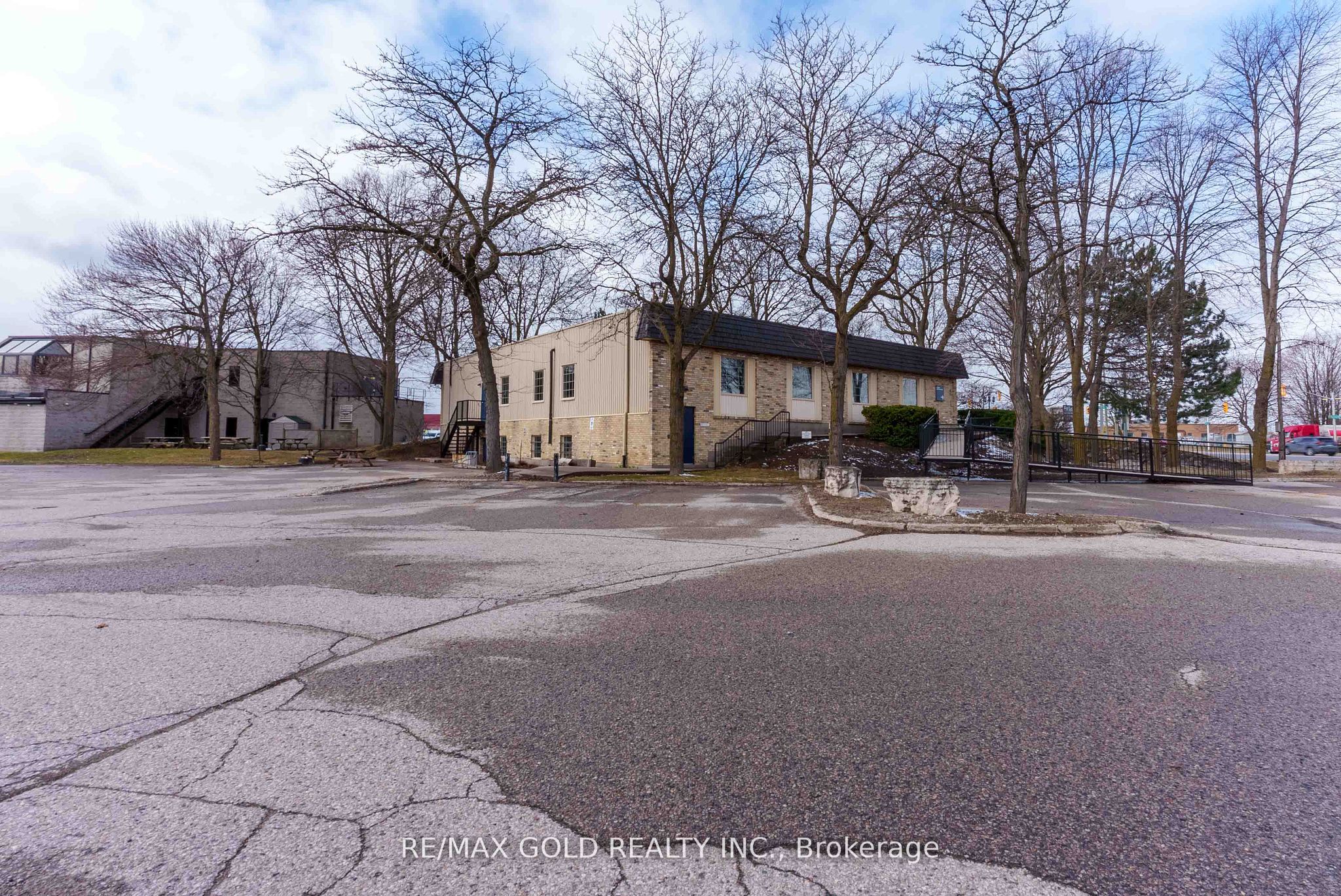2109 Oxford Street E Property Photo 16
