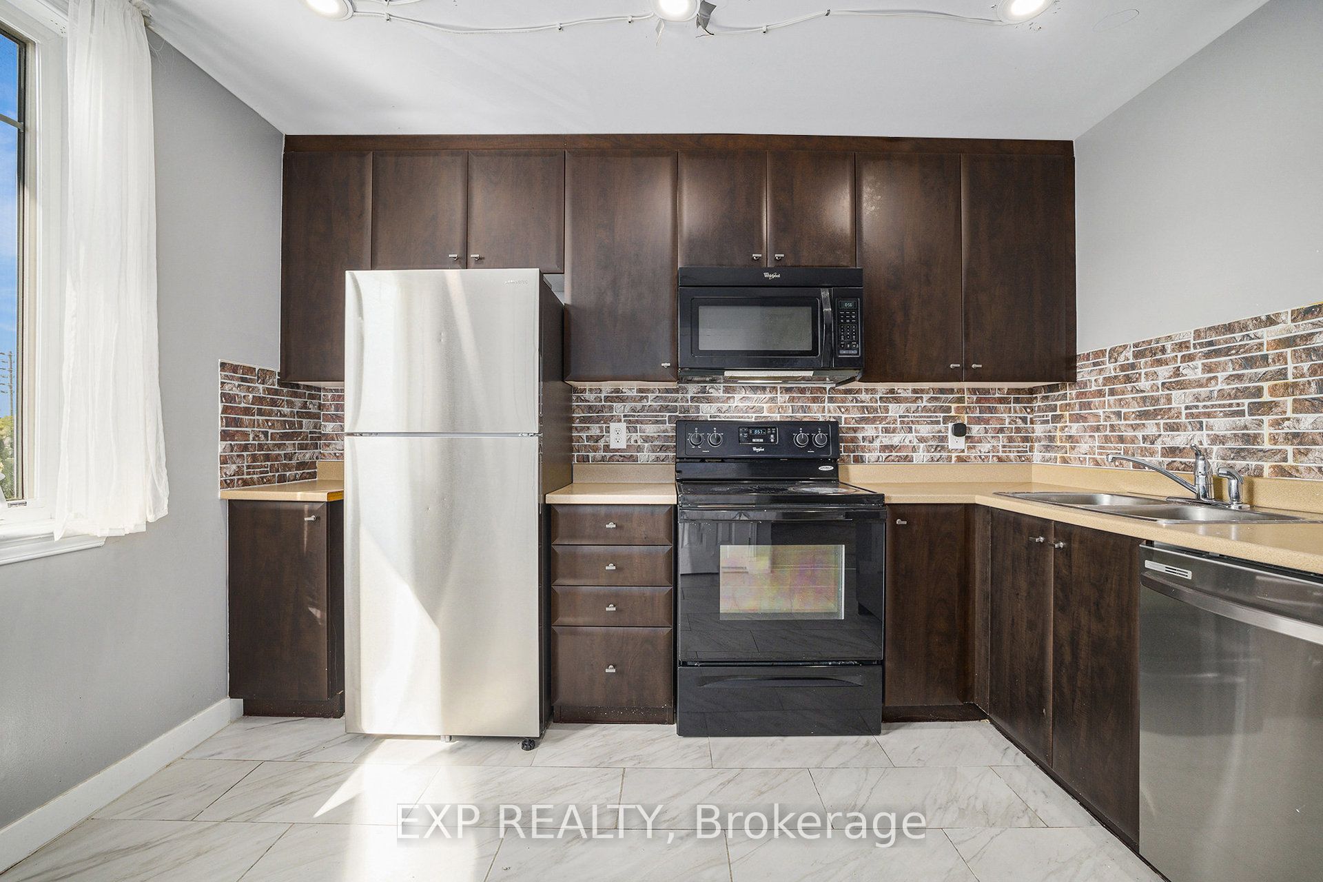 250 Shanly Private Property Photo 8