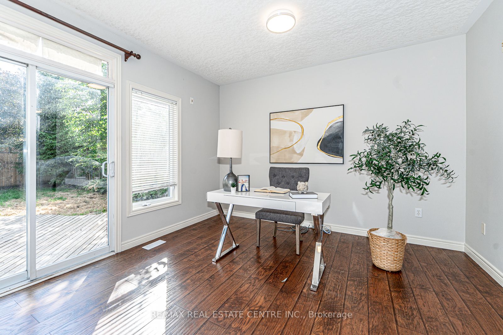 499 Dansbury Drive Property Photo 10