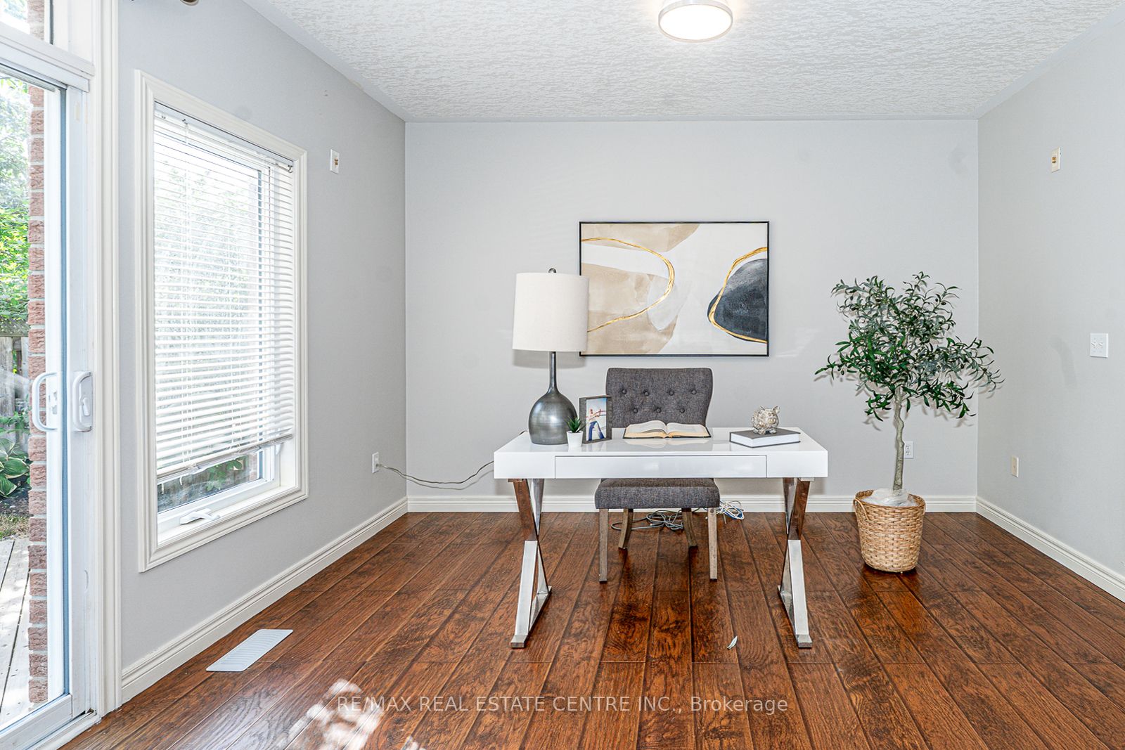 499 Dansbury Drive Property Photo 11