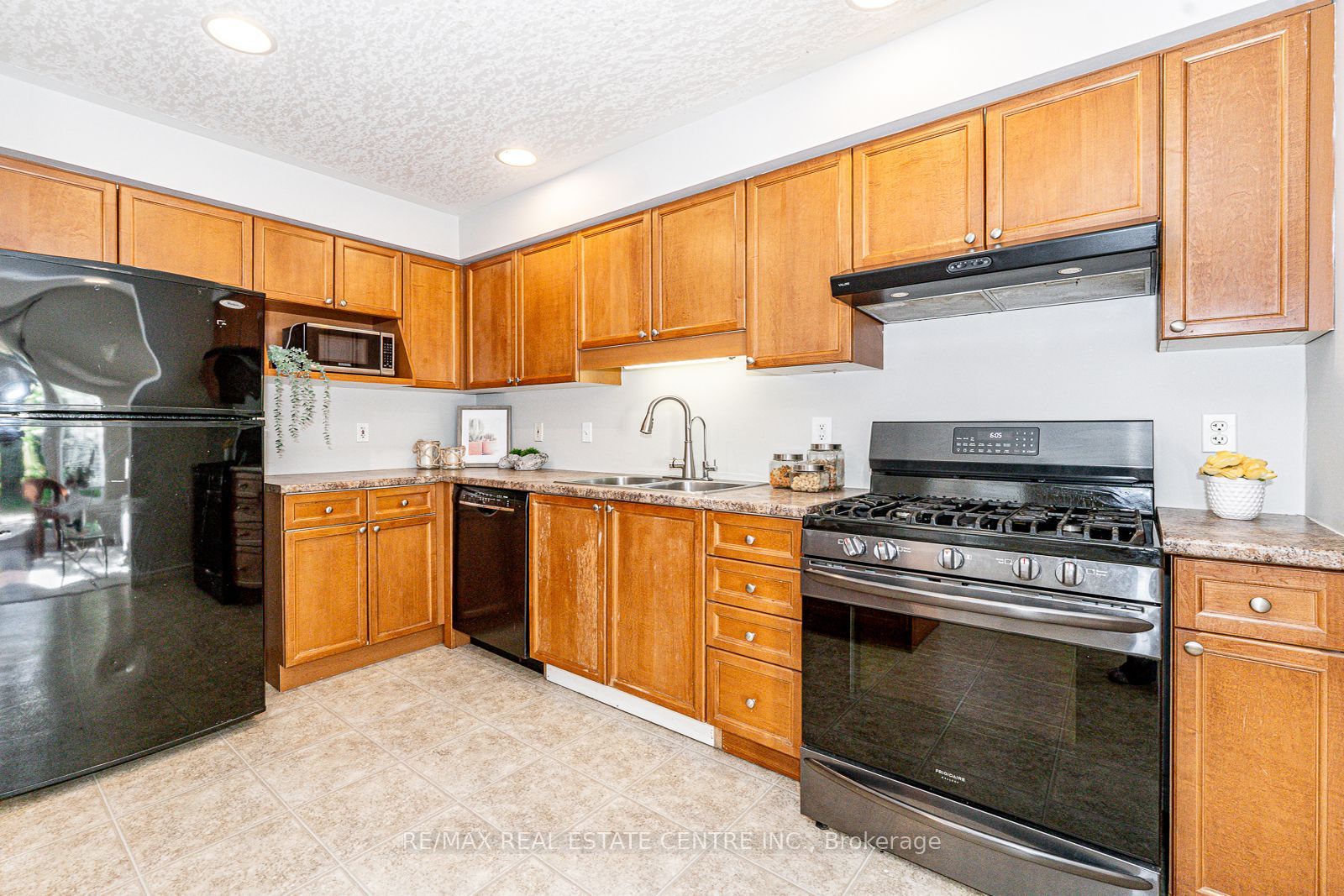 499 Dansbury Drive Property Photo 14