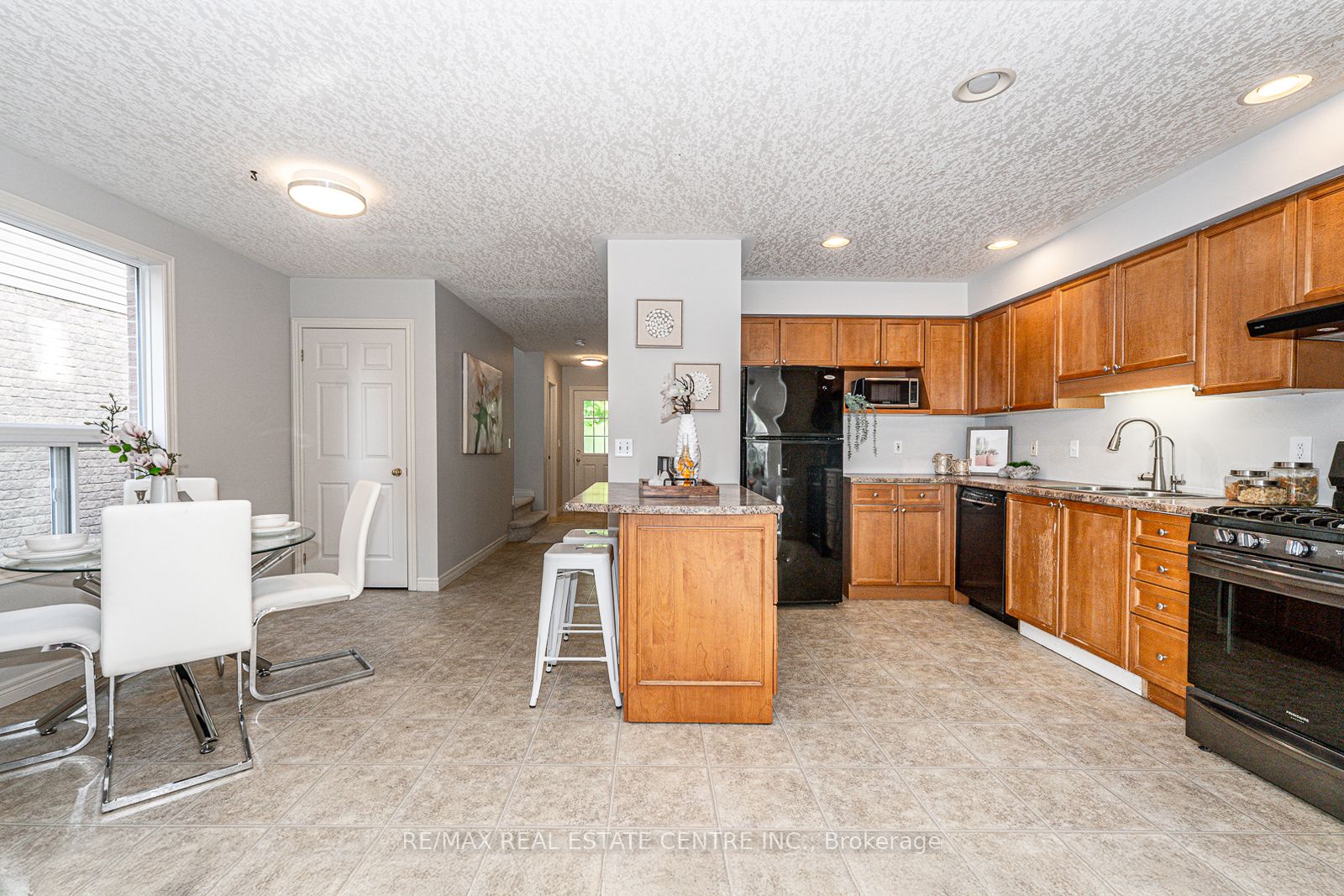 499 Dansbury Drive Property Photo 15