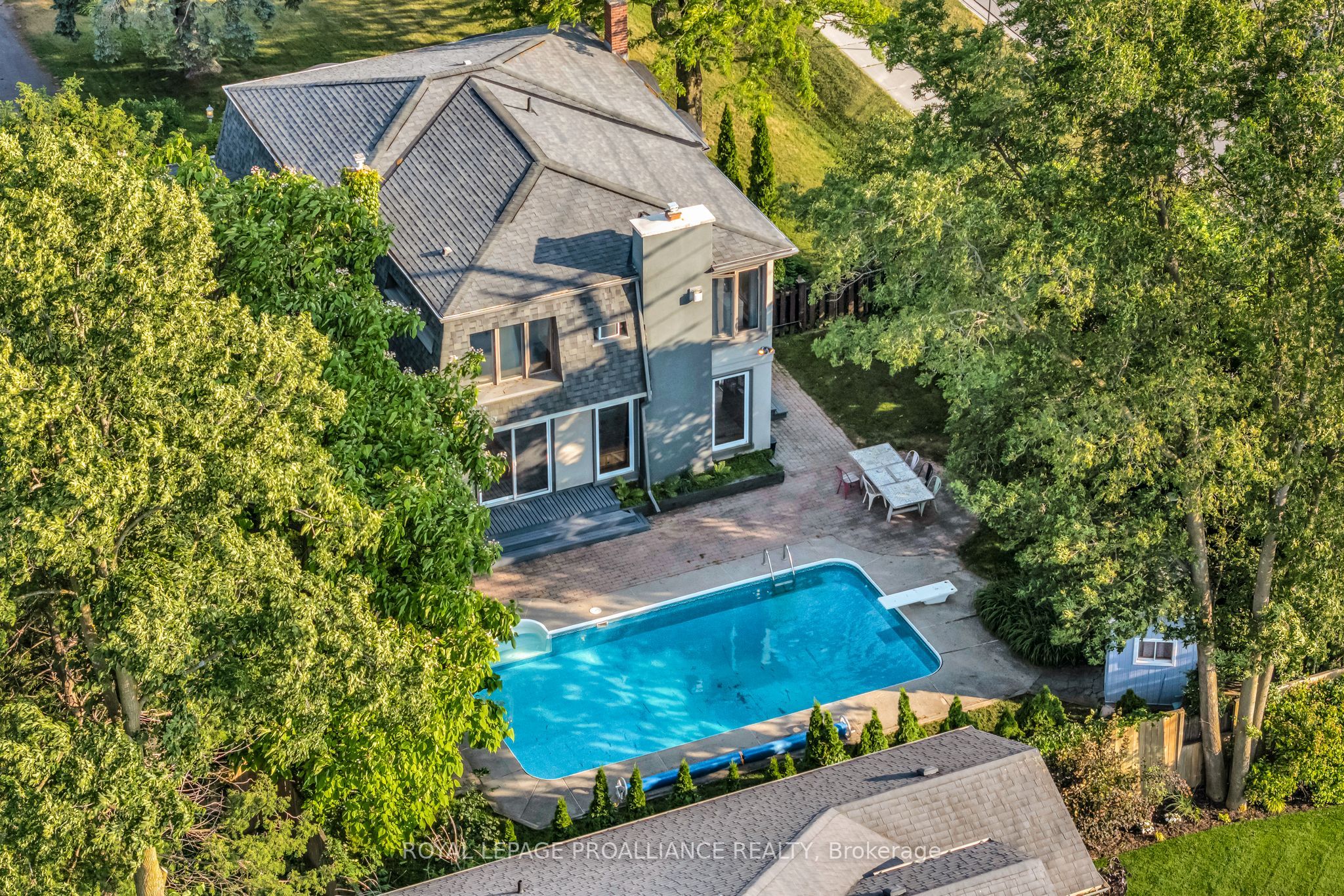 27 Forest Hill Crescent Property Photo 2