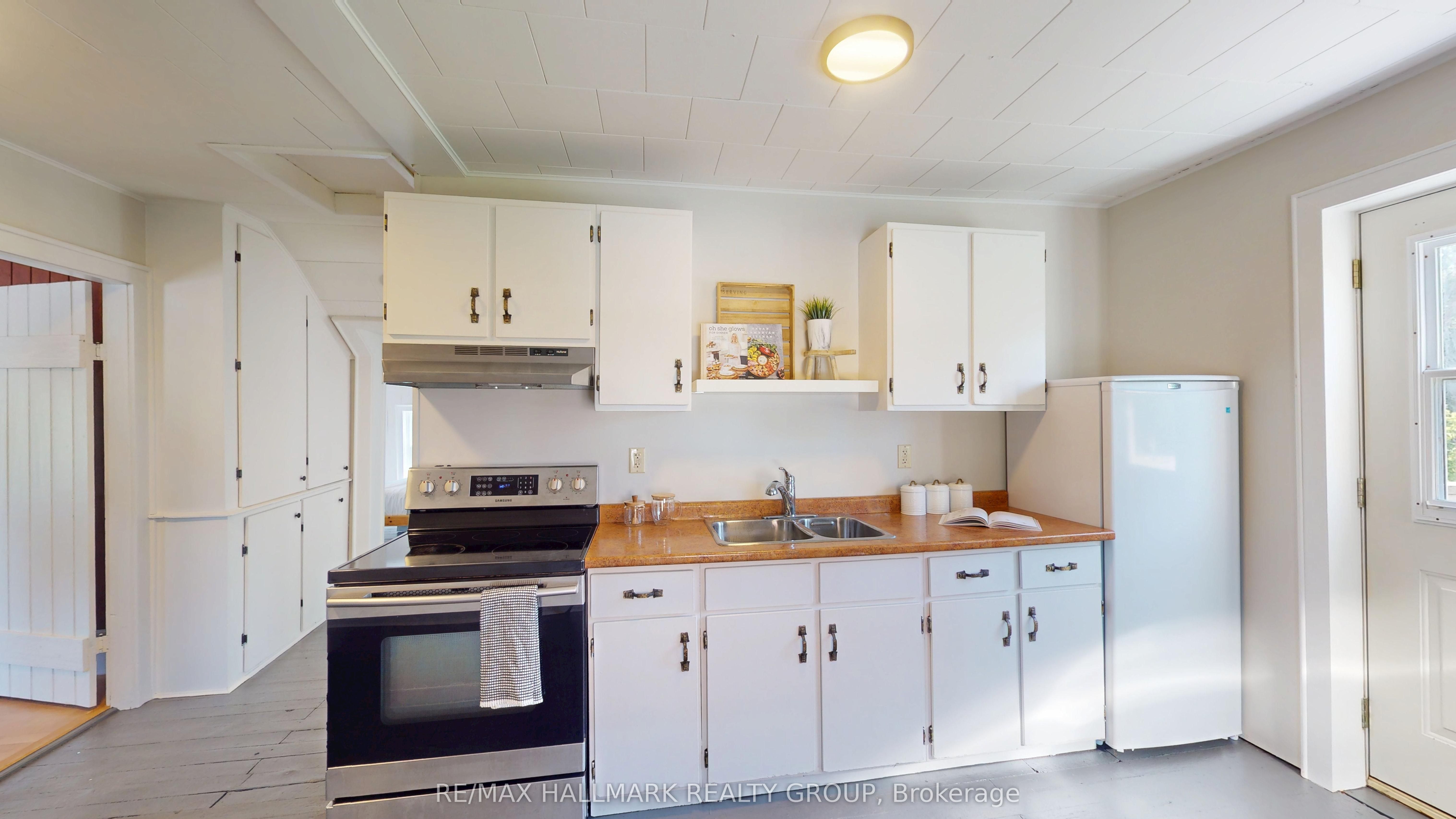 10 Wellington Street E Property Photo 5