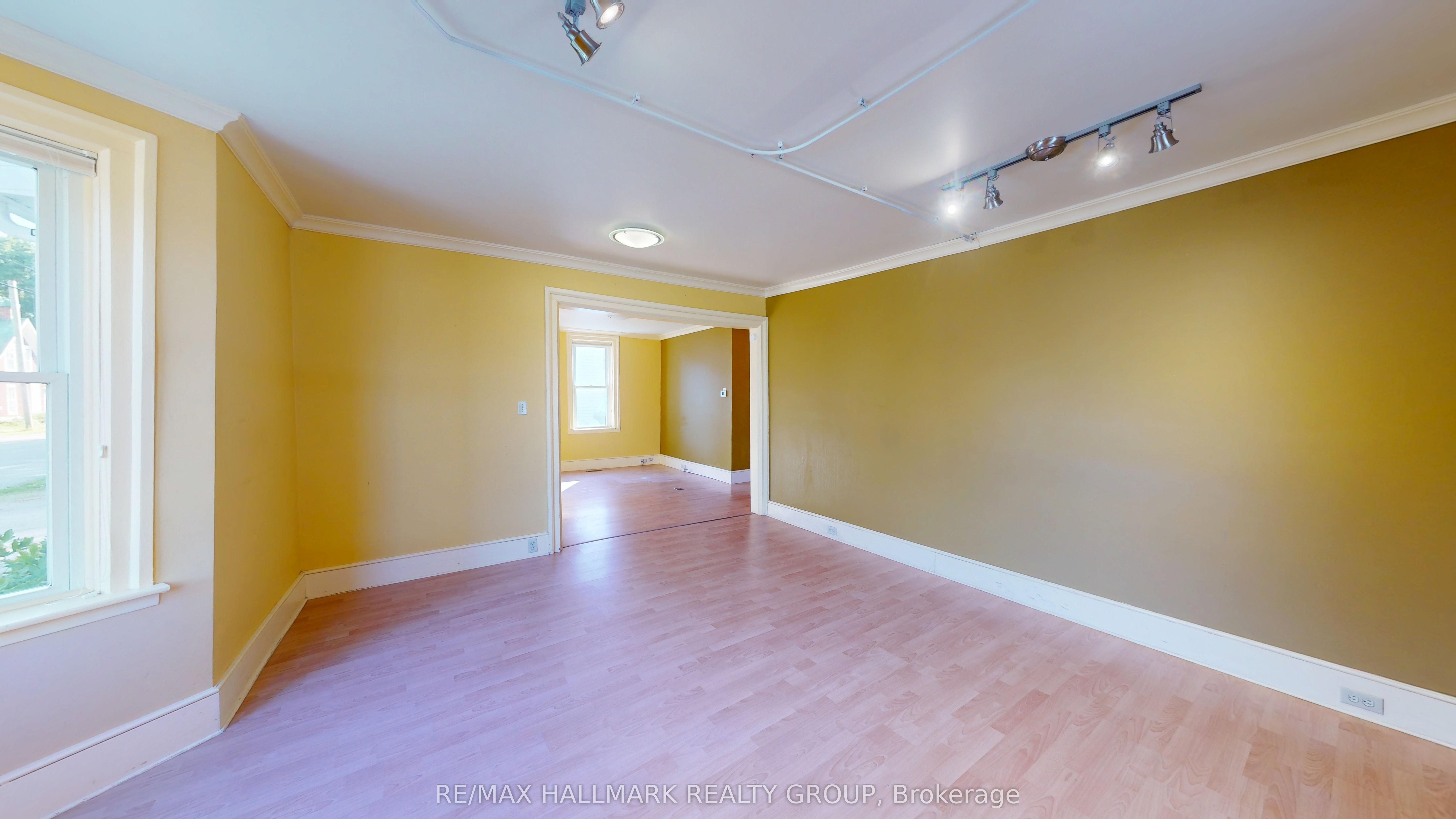 10 Wellington Street E Property Photo 22