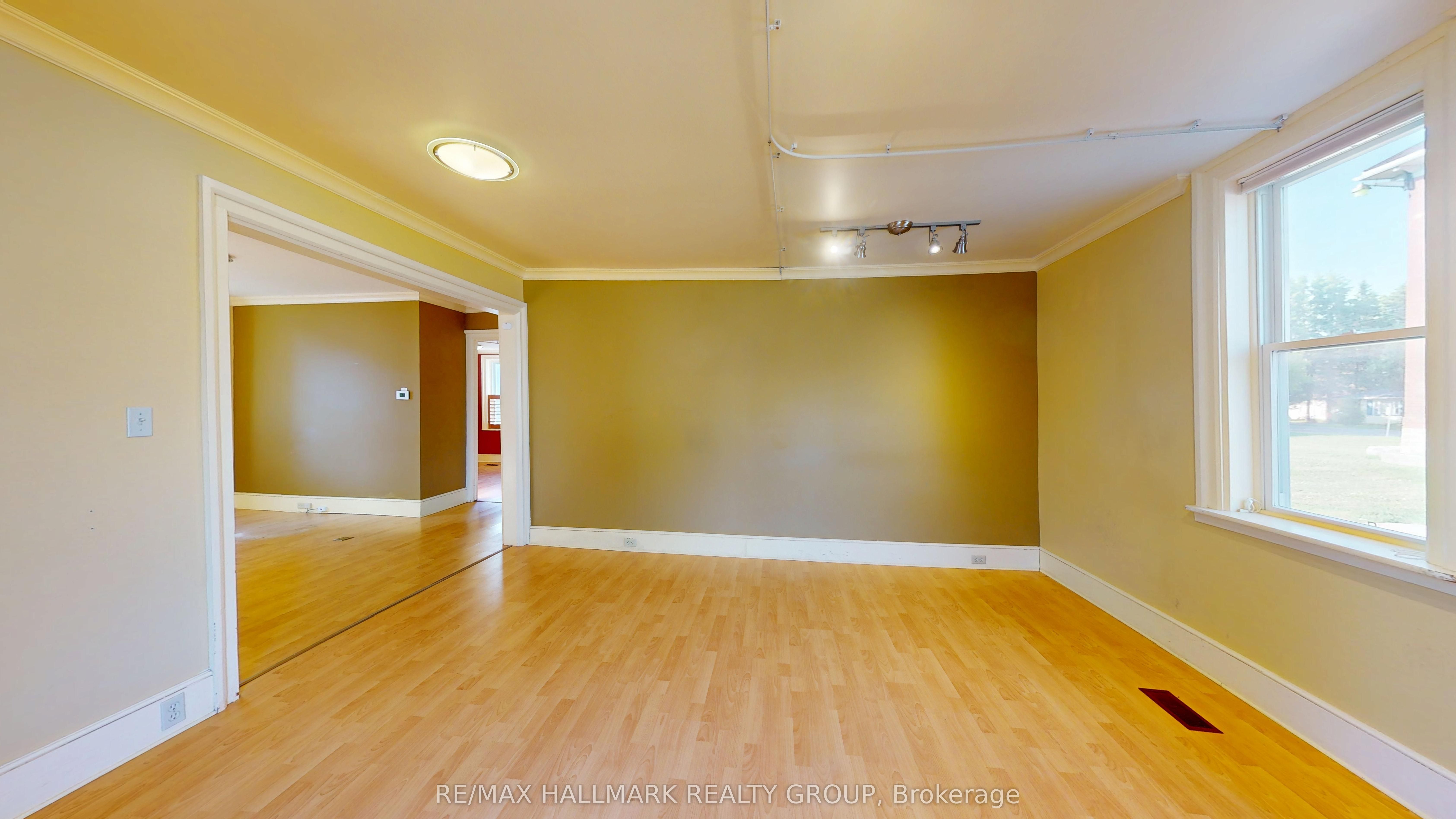 10 Wellington Street E Property Photo 28