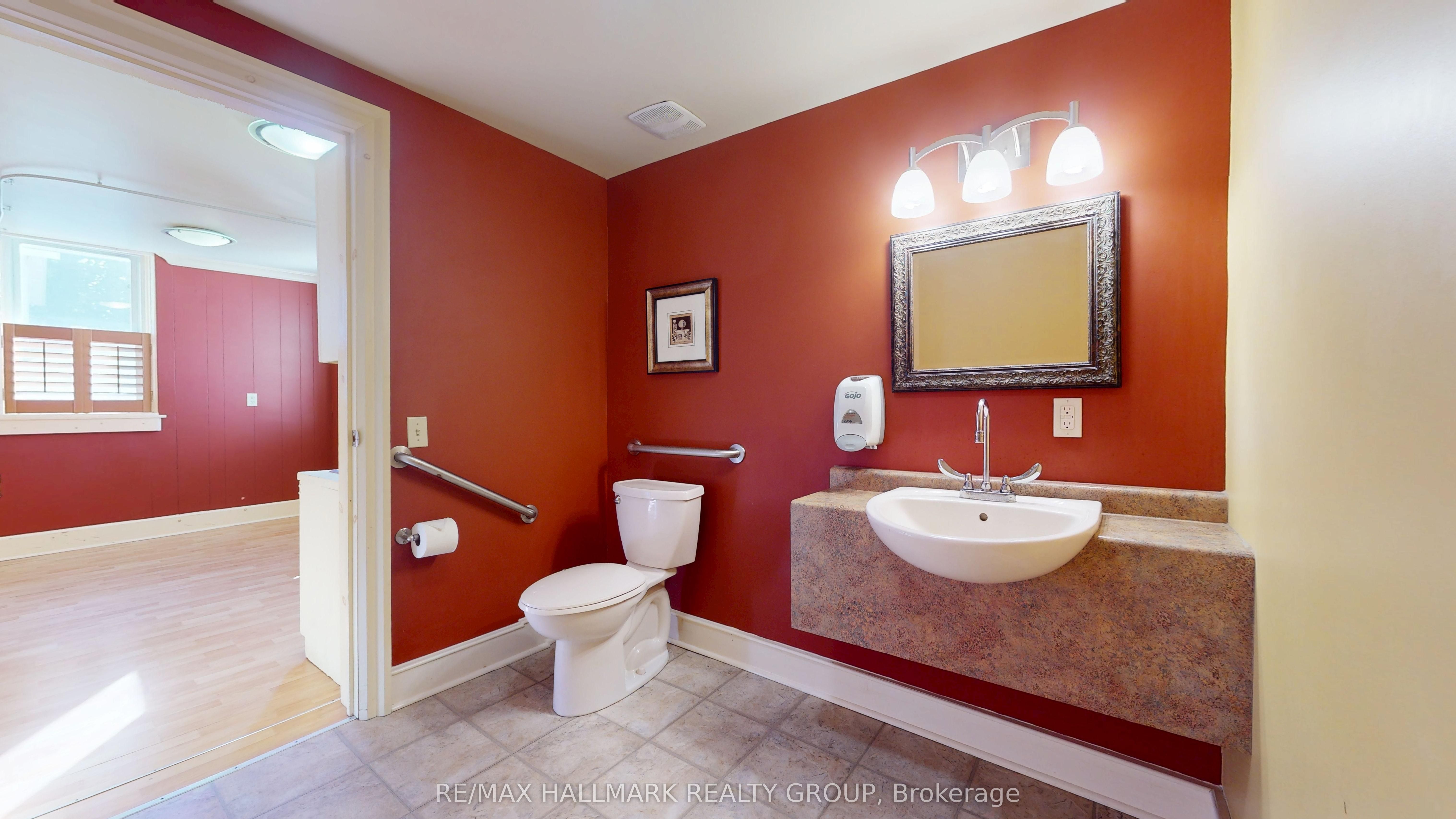 10 Wellington Street E Property Photo 37