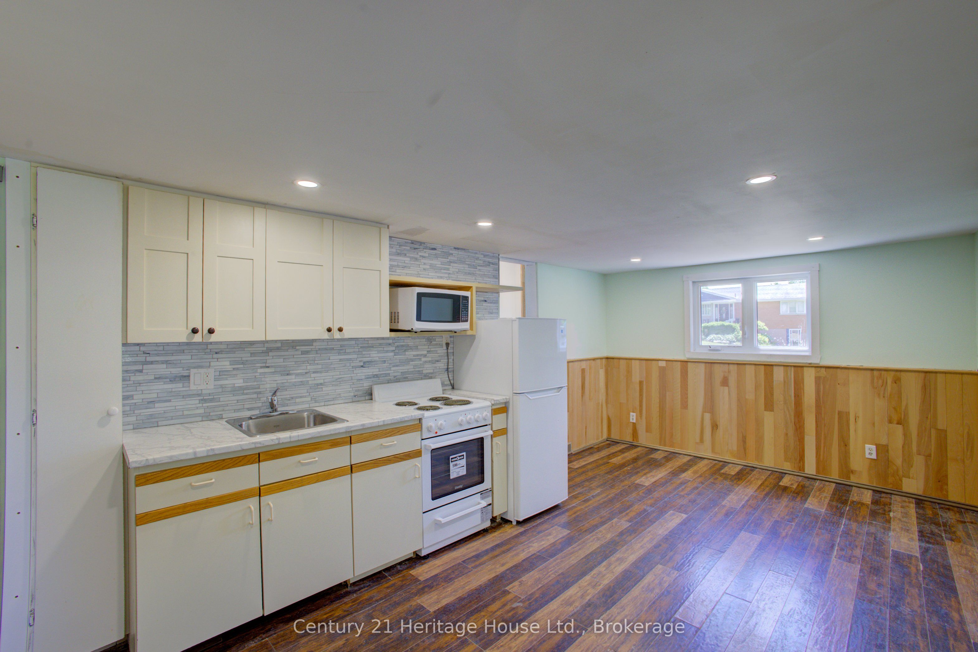 450 Douglas Street Property Photo 19