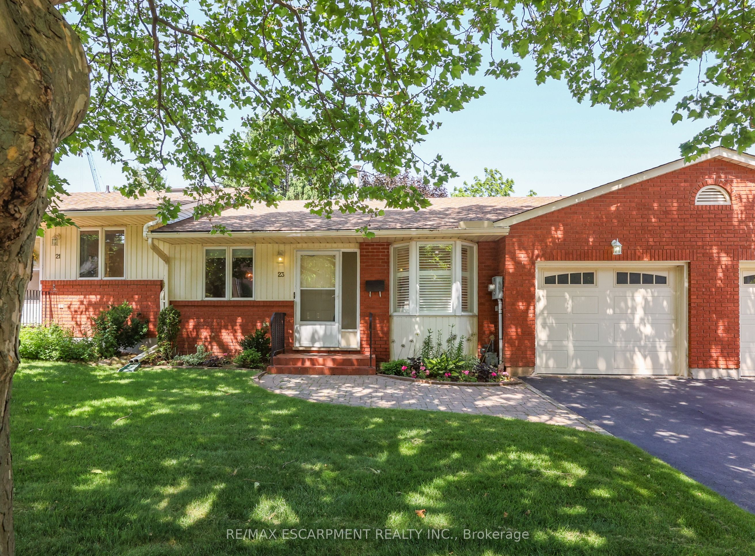 23 Robinson Street N Property Photo 1