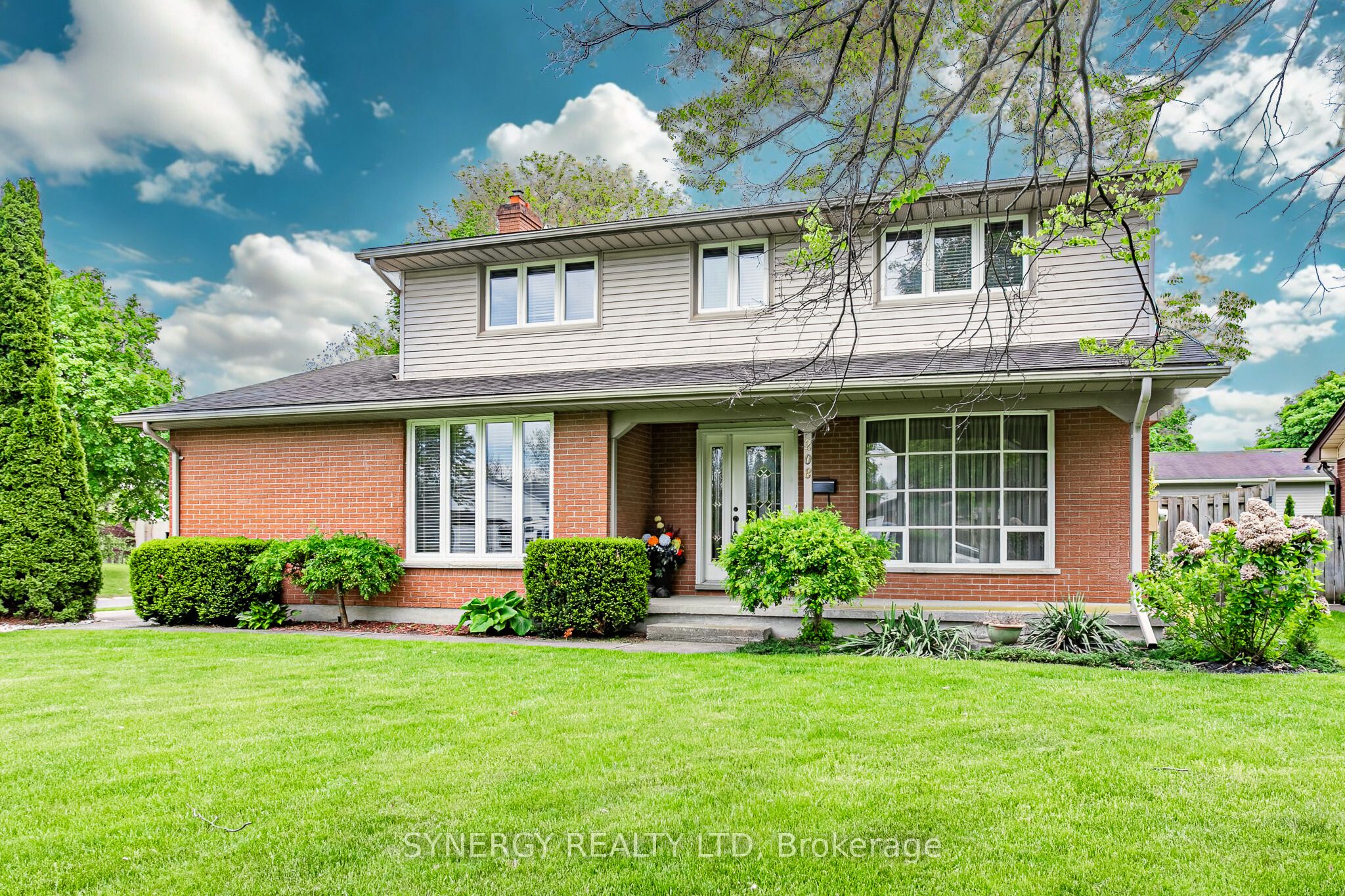 208 Lamore Crescent Property Photo 1