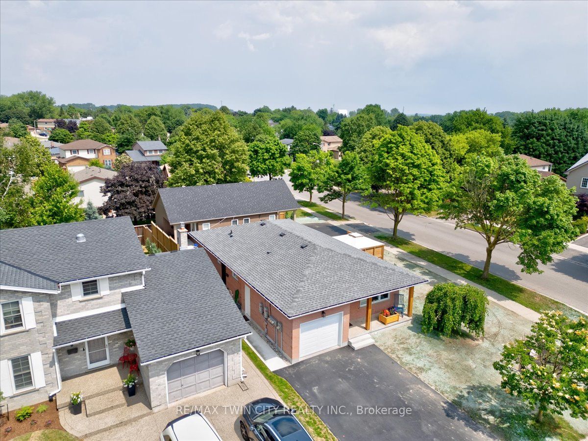 2 Pipers Green Court Property Photo 1