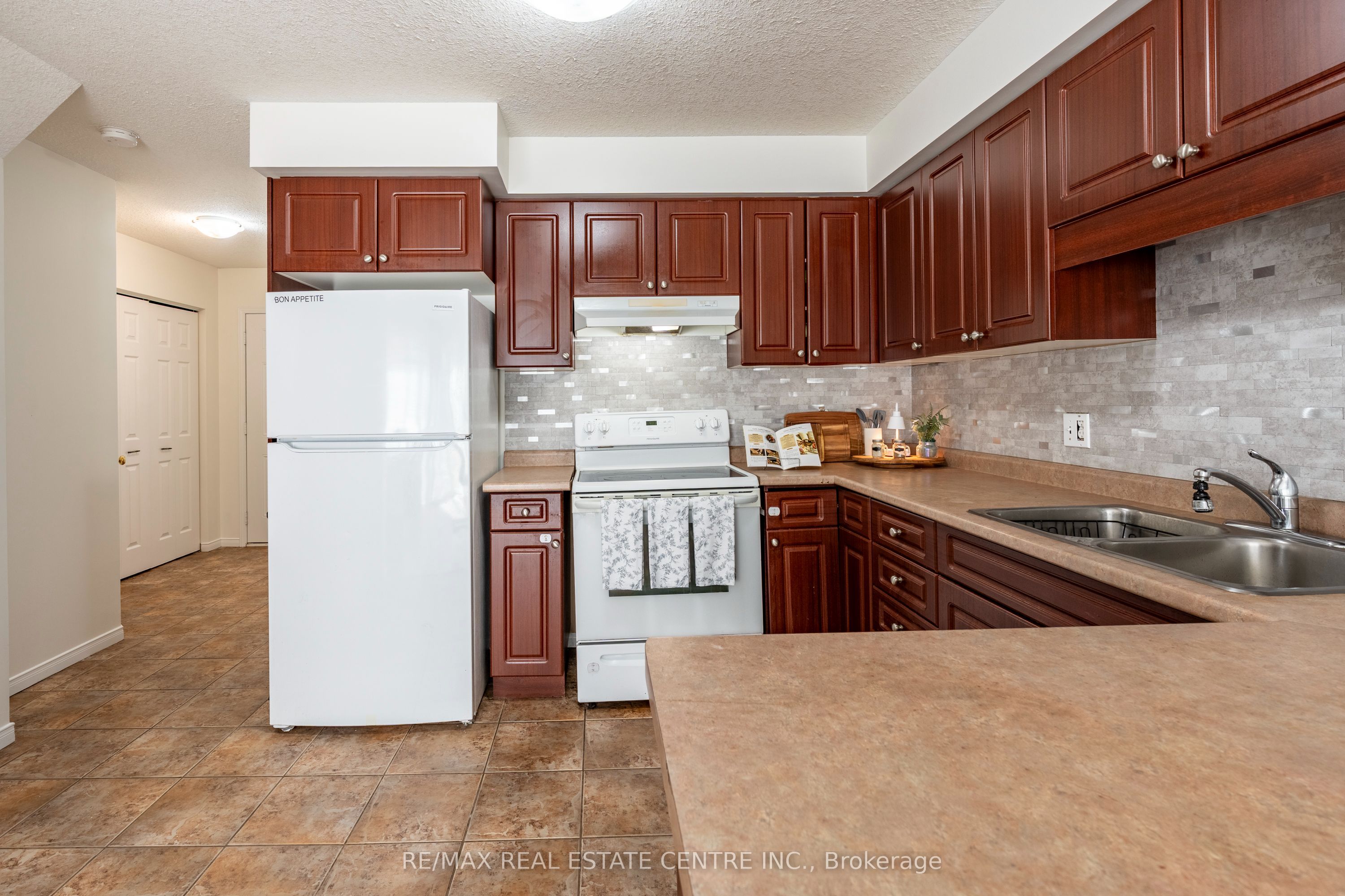 30 Fallowfield Drive Property Photo 6