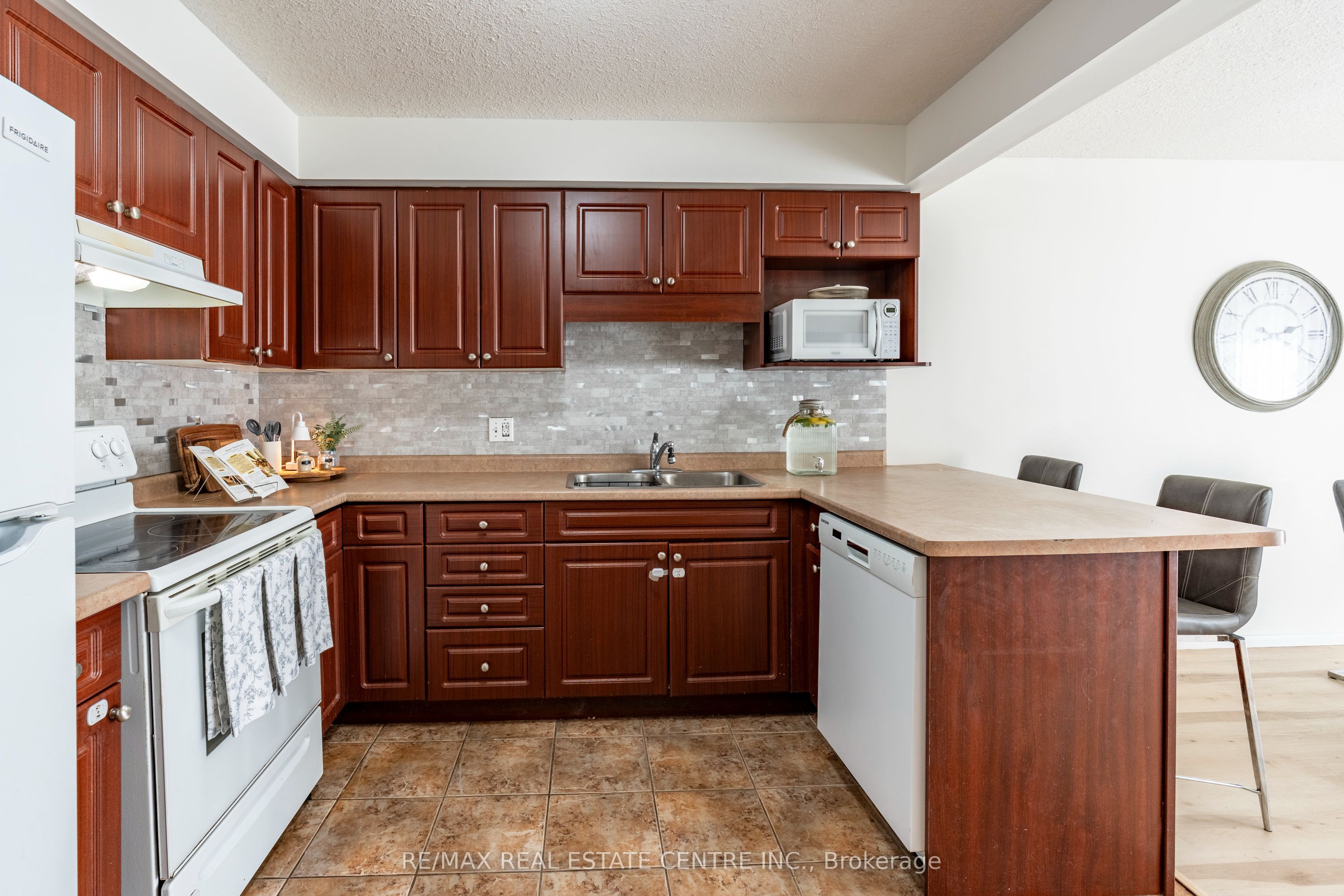 30 Fallowfield Drive Property Photo 7