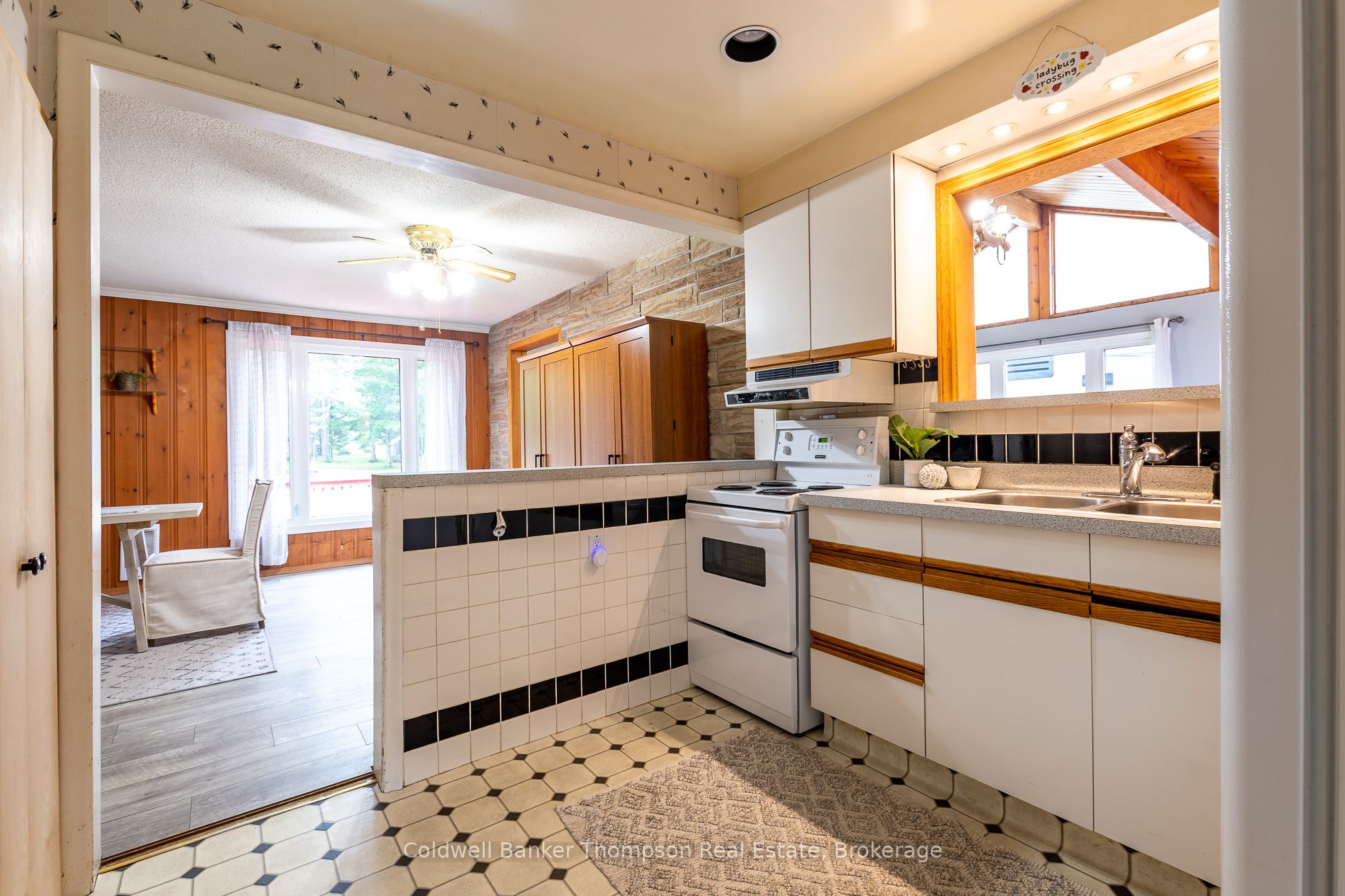4242 Ravenscliffe Road Property Photo 8