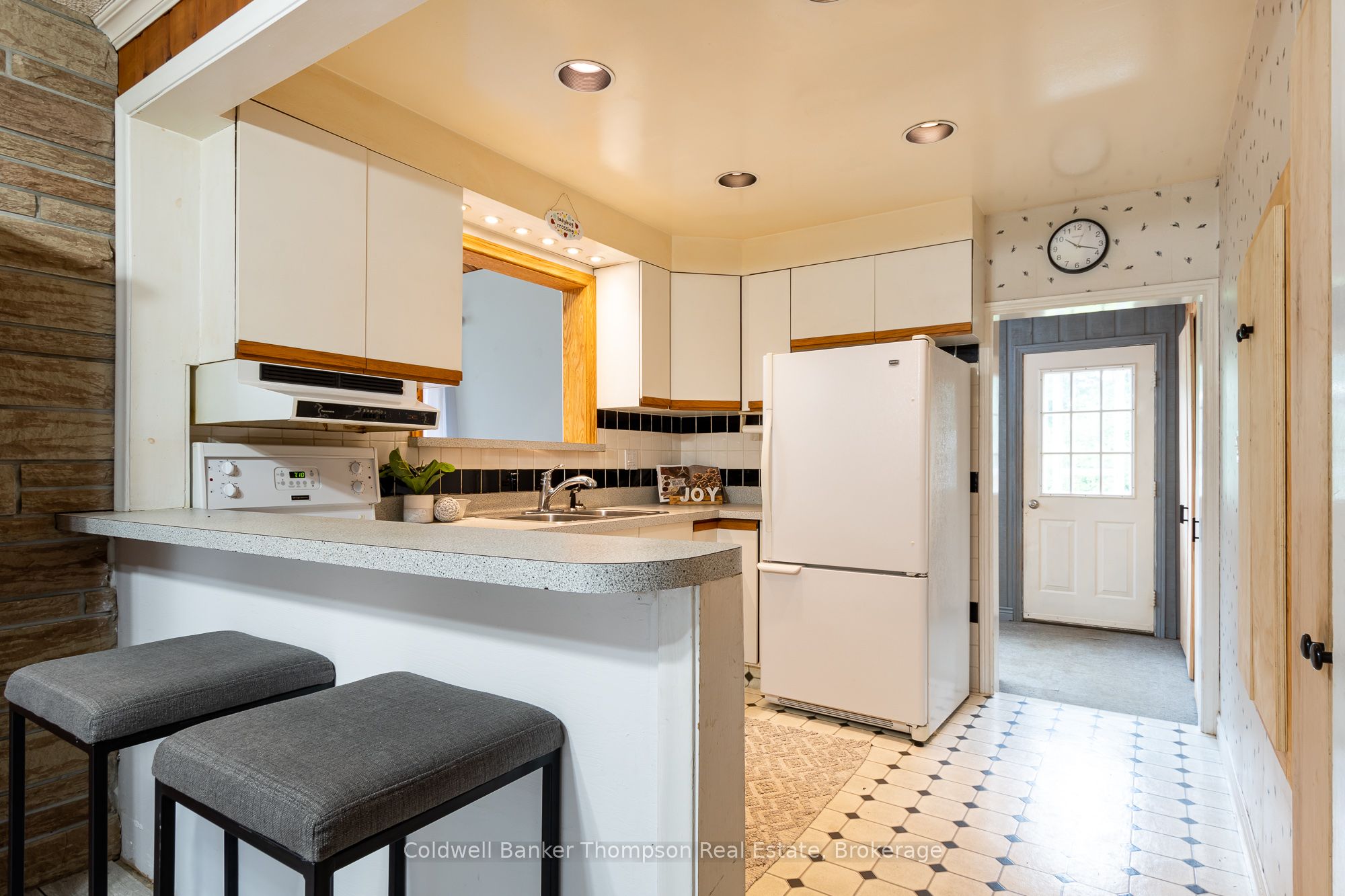 4242 Ravenscliffe Road Property Photo 9