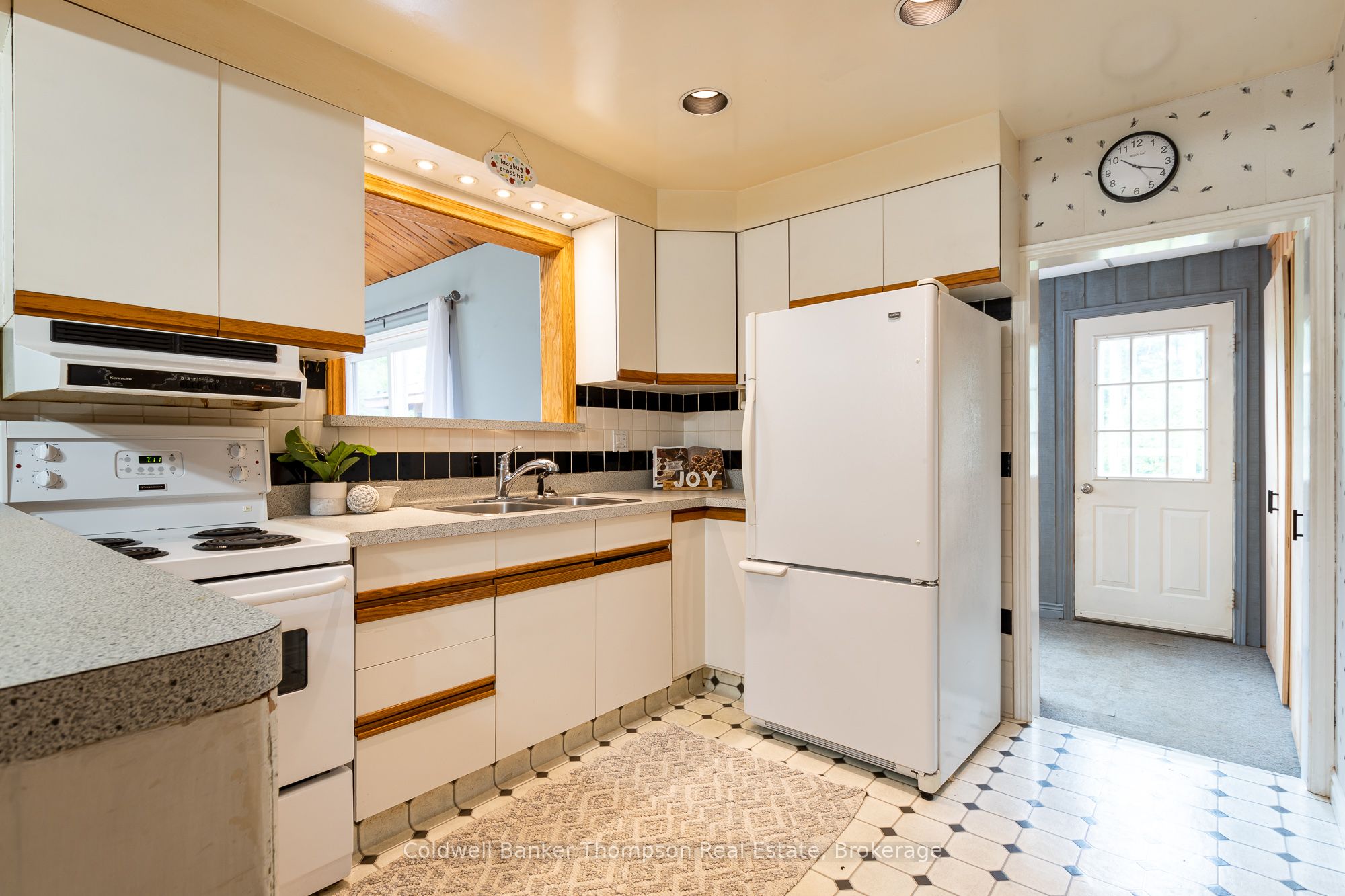 4242 Ravenscliffe Road Property Photo 10